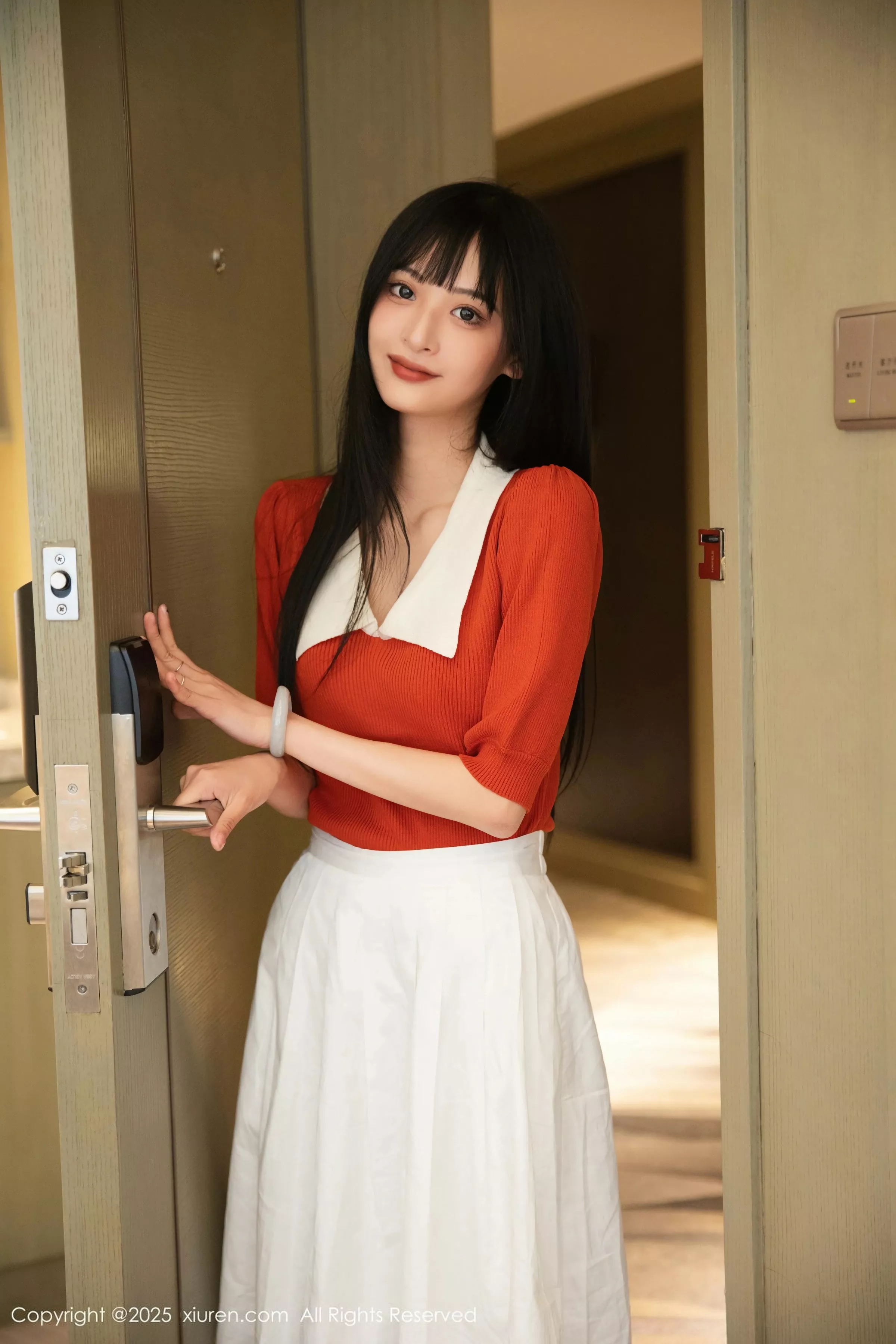  [XiuRen]高清写真图 2025.05.08 No.10247 茂木希子 橙色T恤第19张图片