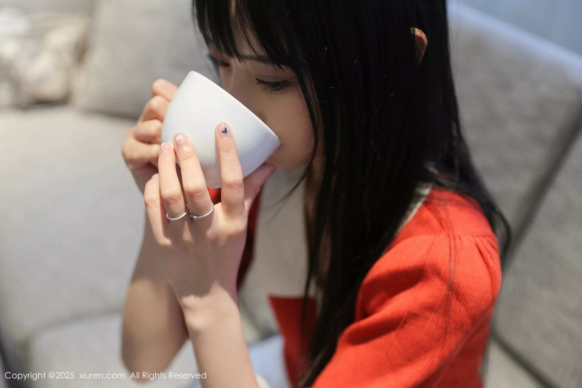   [XiuRen]高清写真图 2025.05.08 No.10247 茂木希子 橙色T恤第24张图片
