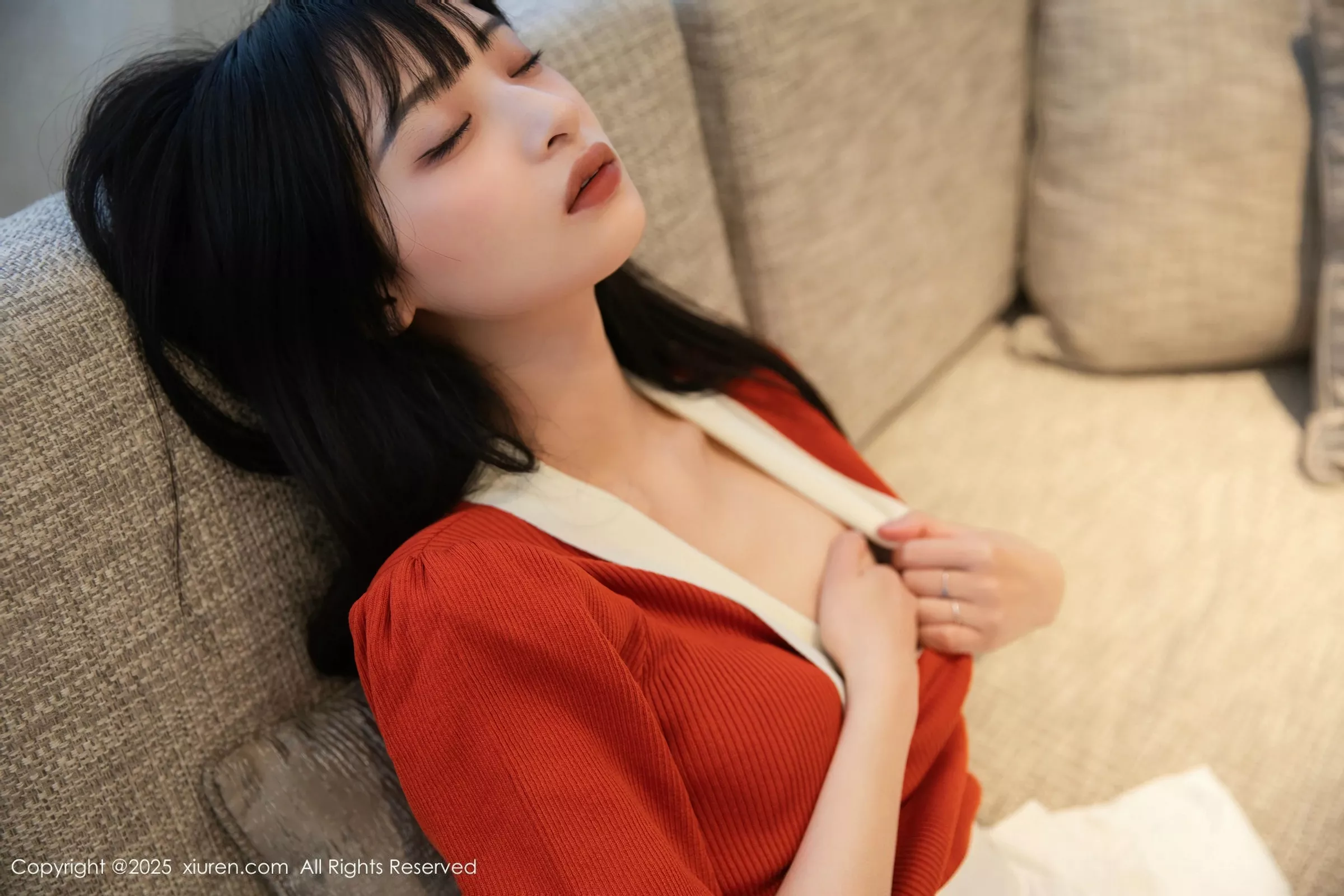   [XiuRen]高清写真图 2025.05.08 No.10247 茂木希子 橙色T恤第30张图片