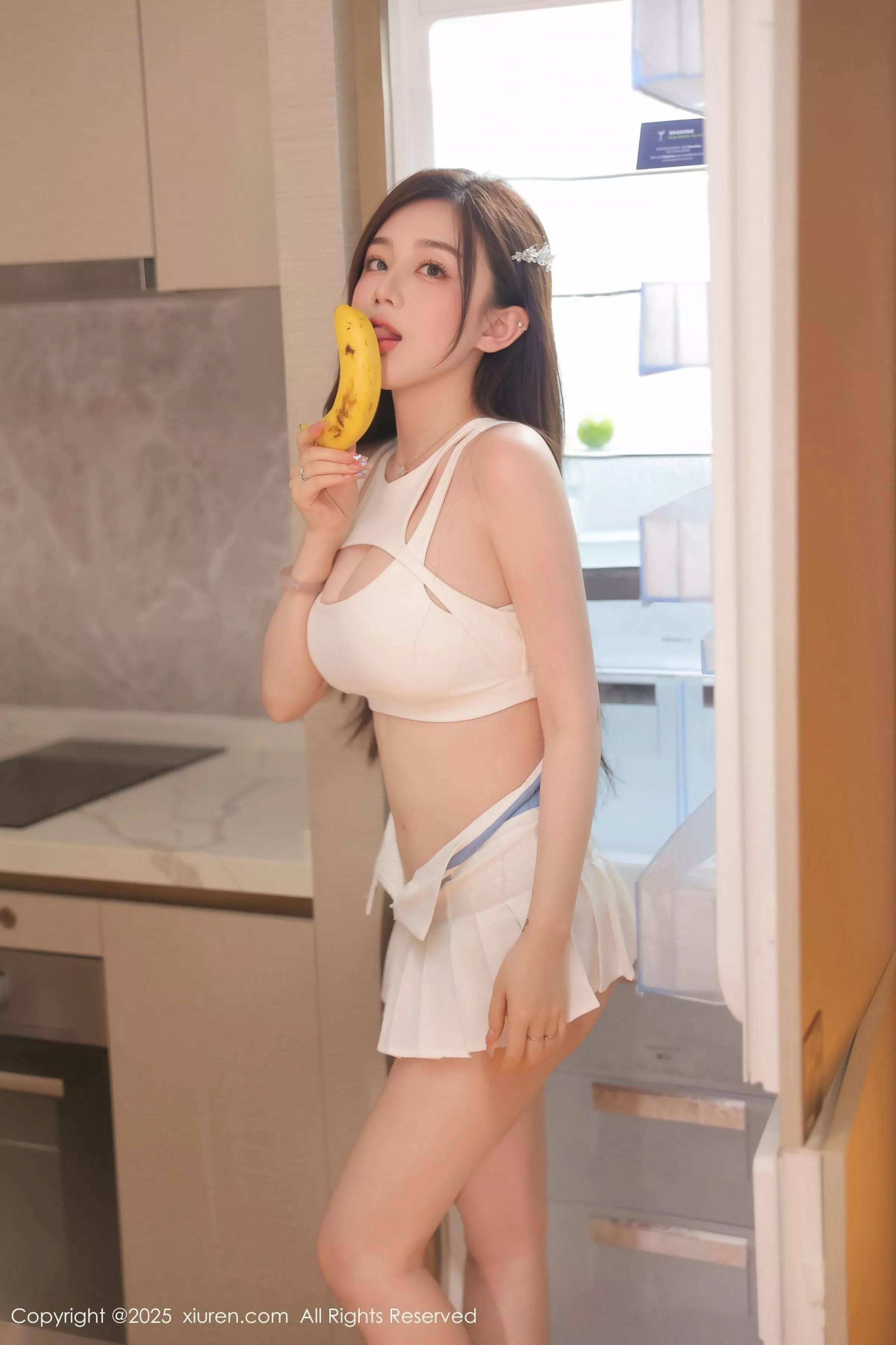   [XiuRen]高清写真图 2025.05.09 No.10254 奶油猫呀 白色短裙第21张图片