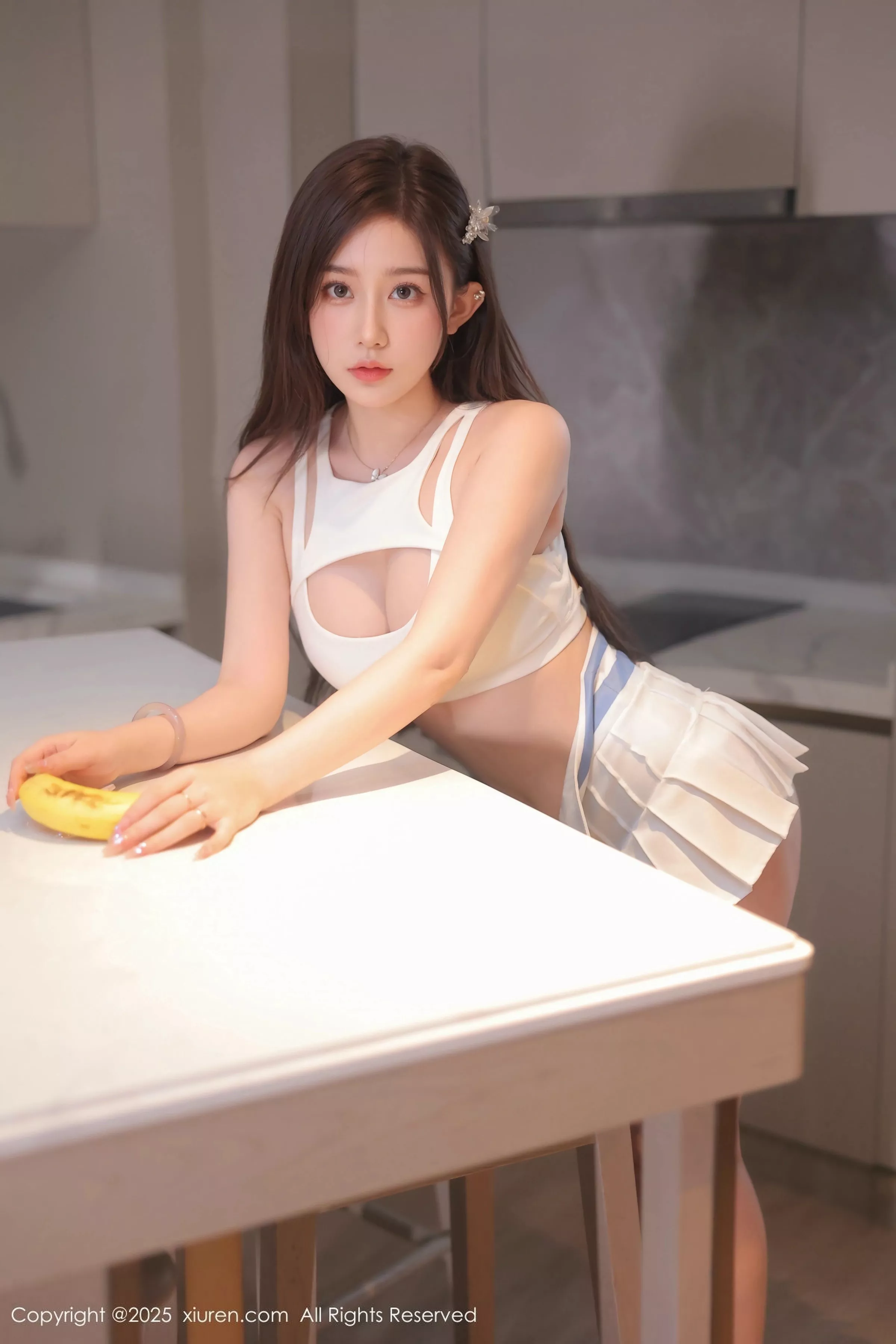   [XiuRen]高清写真图 2025.05.09 No.10254 奶油猫呀 白色短裙第22张图片