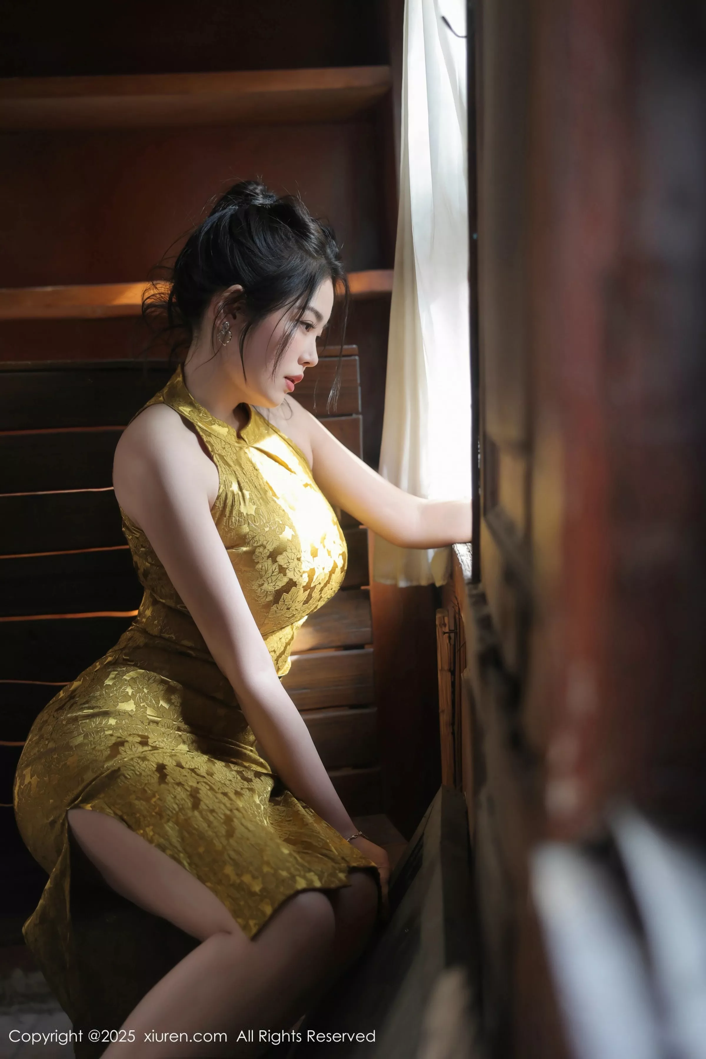   [XiuRen]高清写真图 2025.05.13 No.10269 林若凡F 黄色旗袍第11张图片