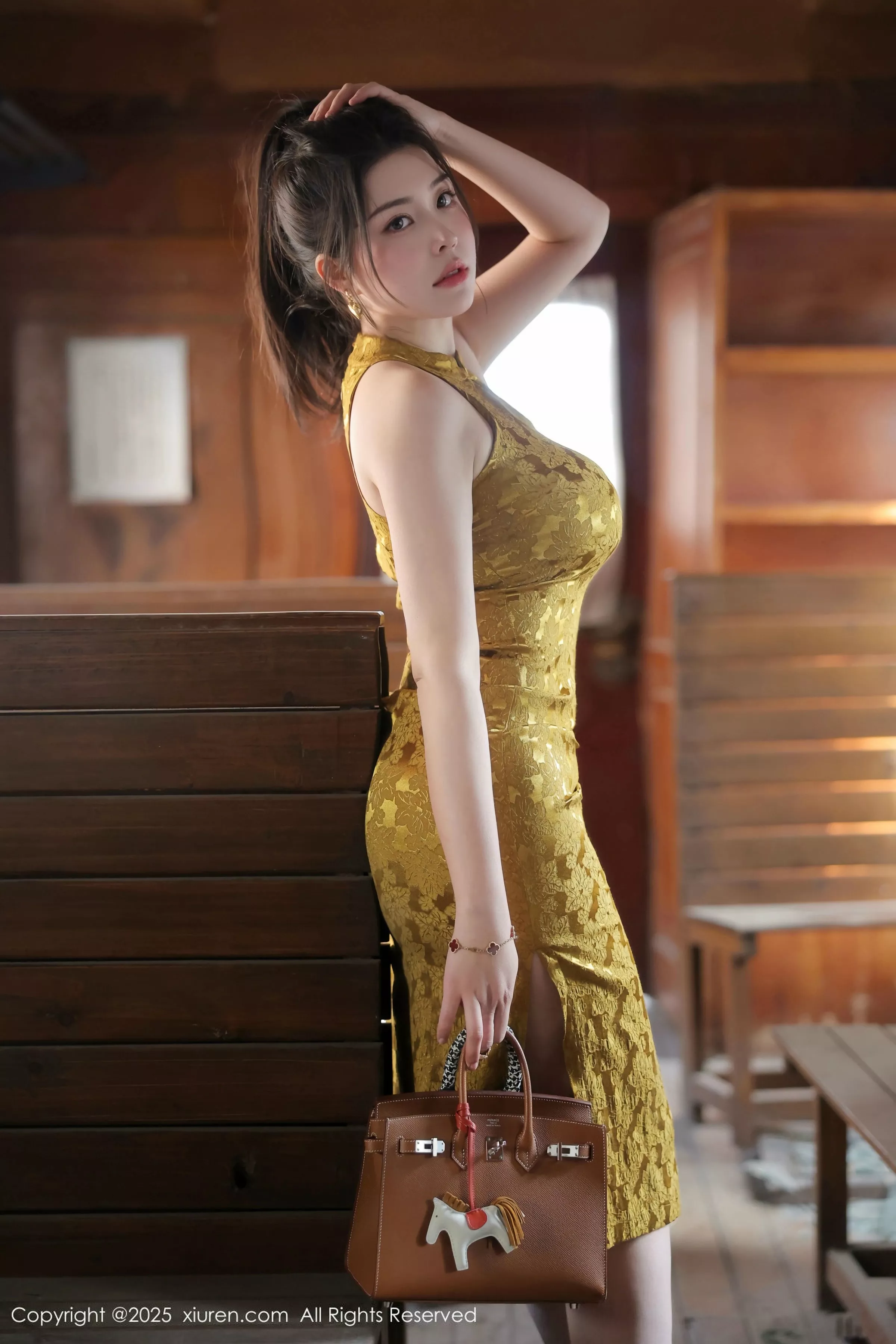   [XiuRen]高清写真图 2025.05.13 No.10269 林若凡F 黄色旗袍第15张图片