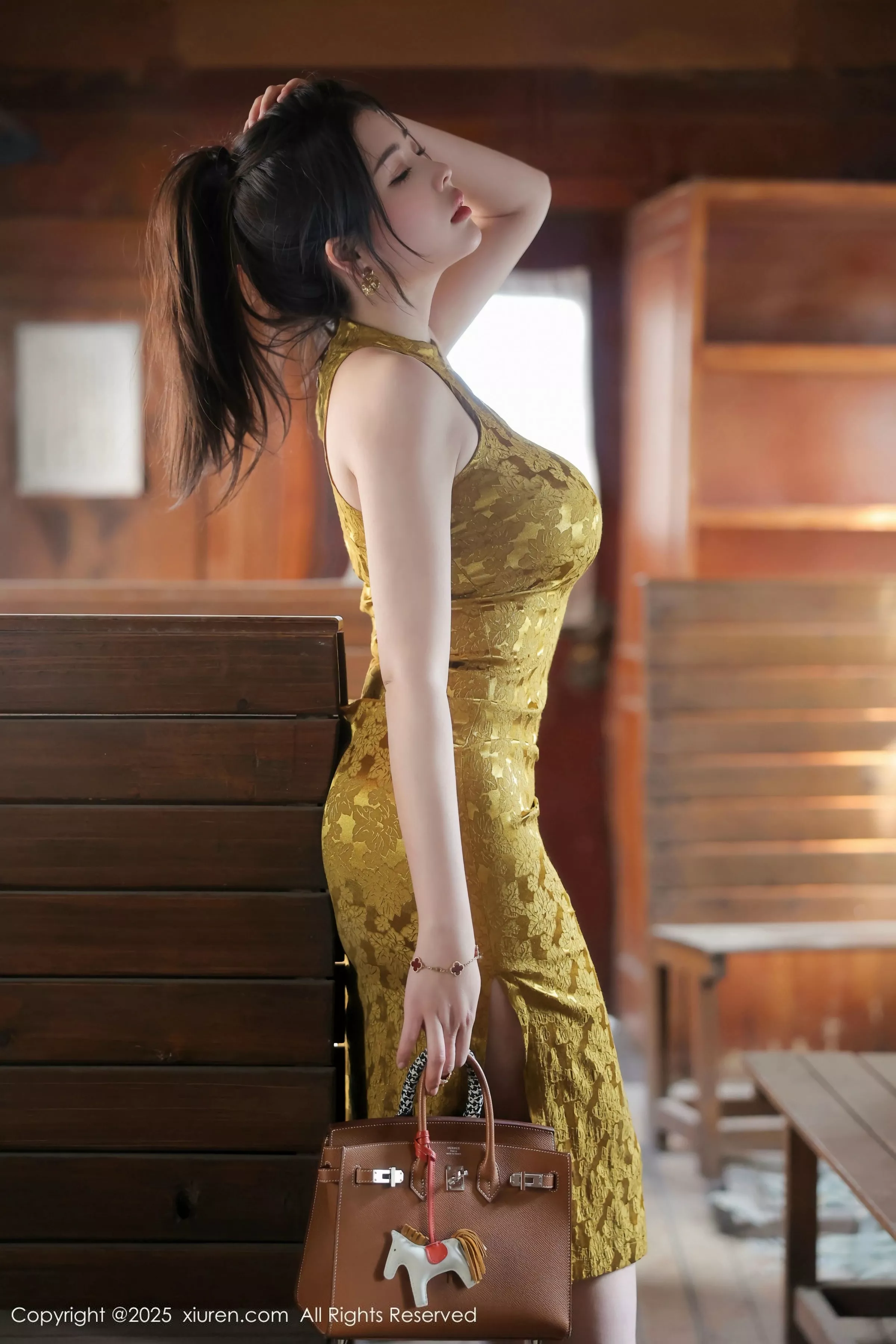   [XiuRen]高清写真图 2025.05.13 No.10269 林若凡F 黄色旗袍第16张图片