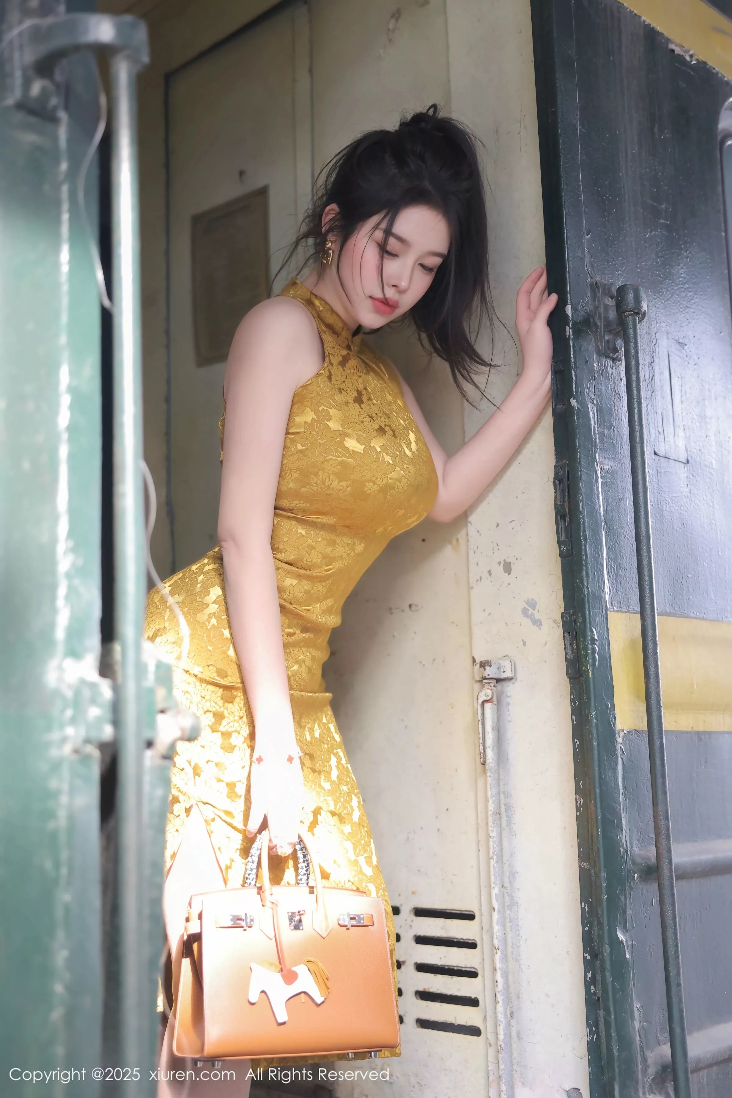   [XiuRen]高清写真图 2025.05.13 No.10269 林若凡F 黄色旗袍第17张图片