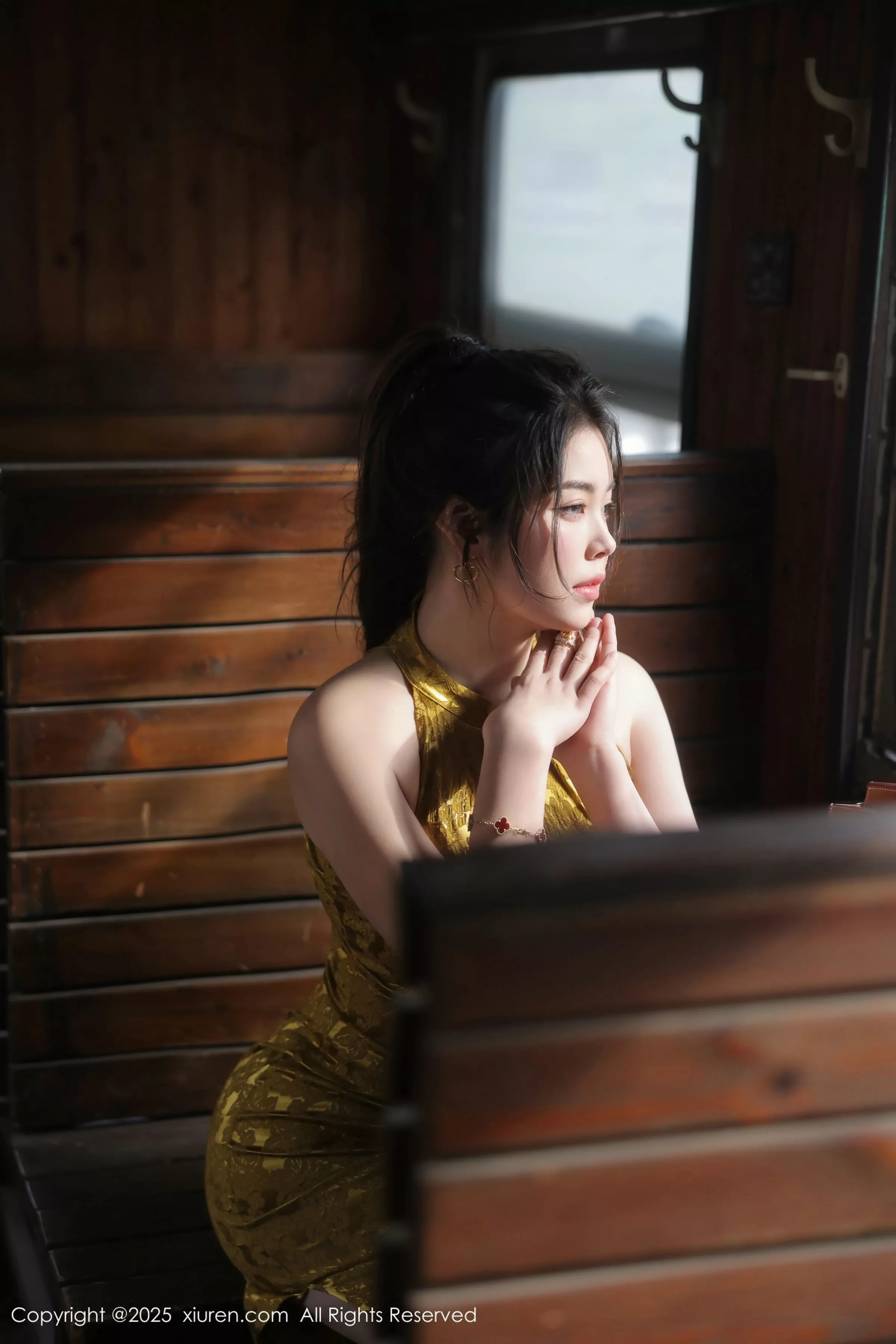   [XiuRen]高清写真图 2025.05.13 No.10269 林若凡F 黄色旗袍第23张图片