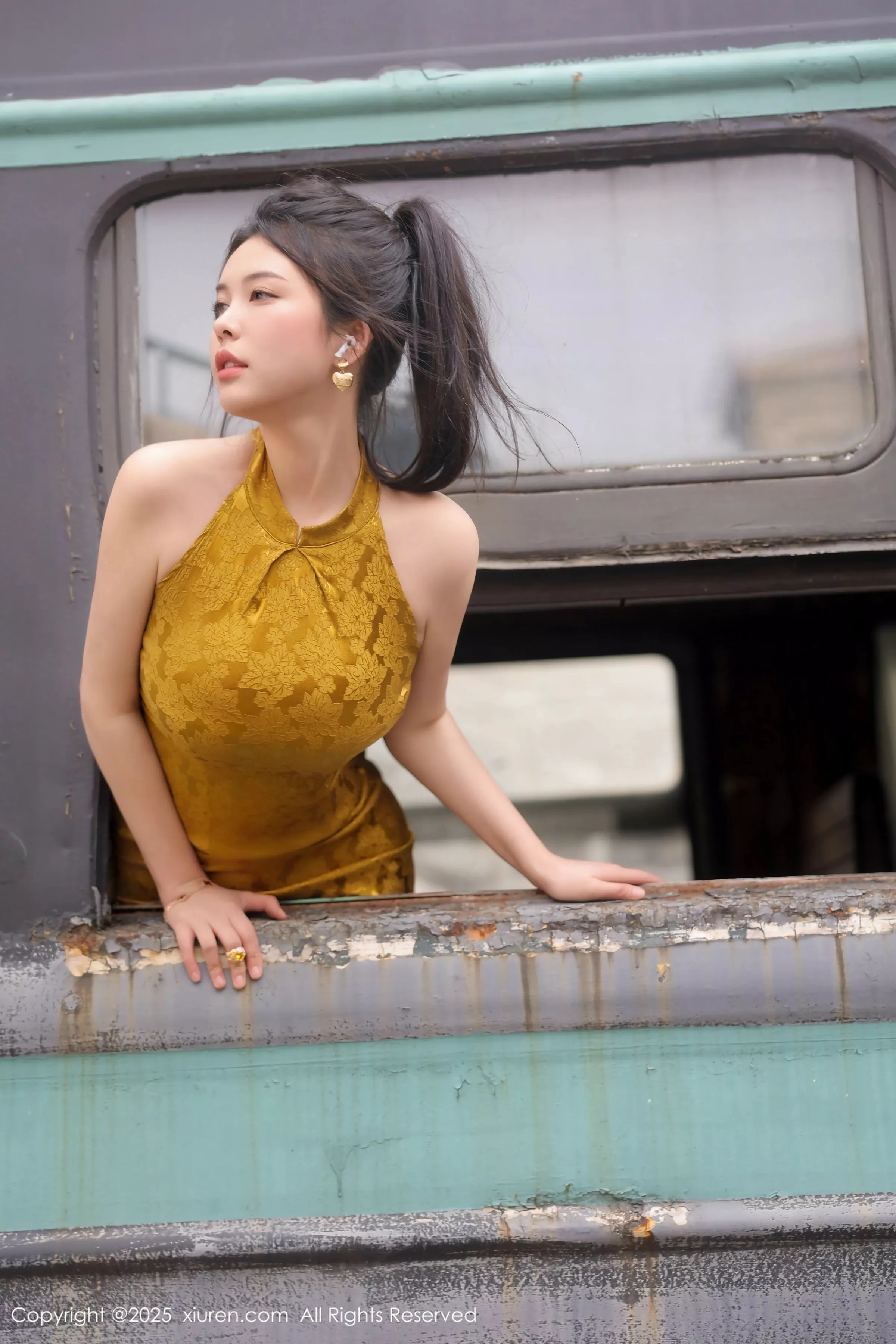   [XiuRen]高清写真图 2025.05.13 No.10269 林若凡F 黄色旗袍第24张图片