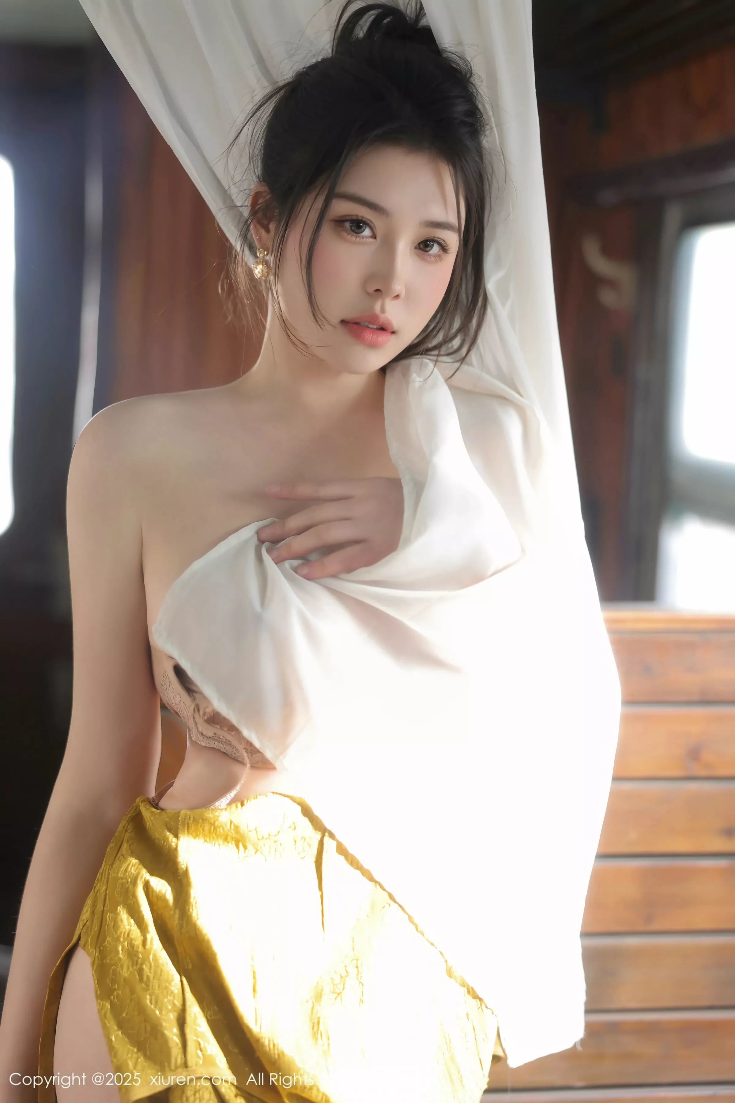   [XiuRen]高清写真图 2025.05.13 No.10269 林若凡F 黄色旗袍第47张图片
