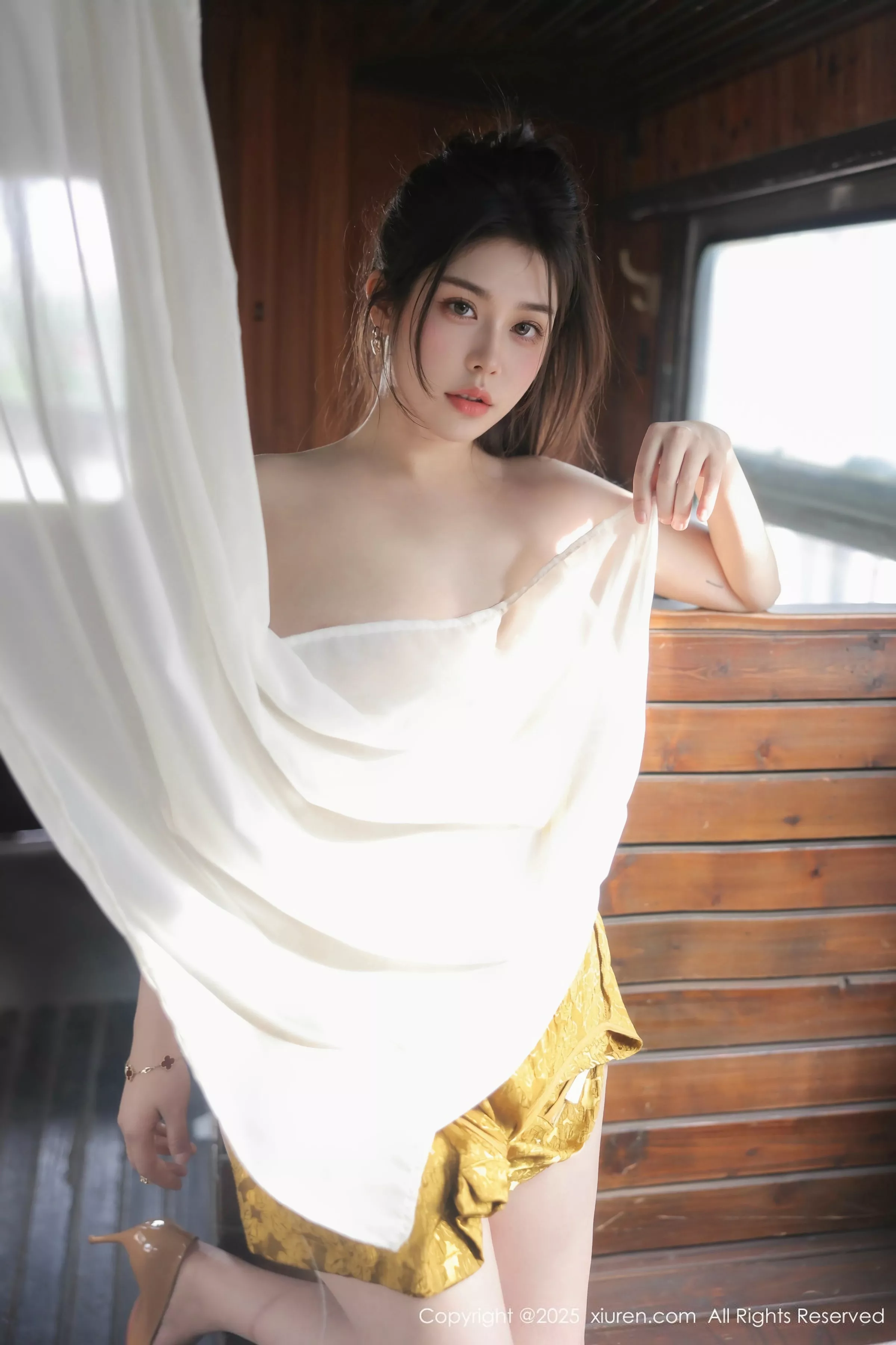   [XiuRen]高清写真图 2025.05.13 No.10269 林若凡F 黄色旗袍第52张图片