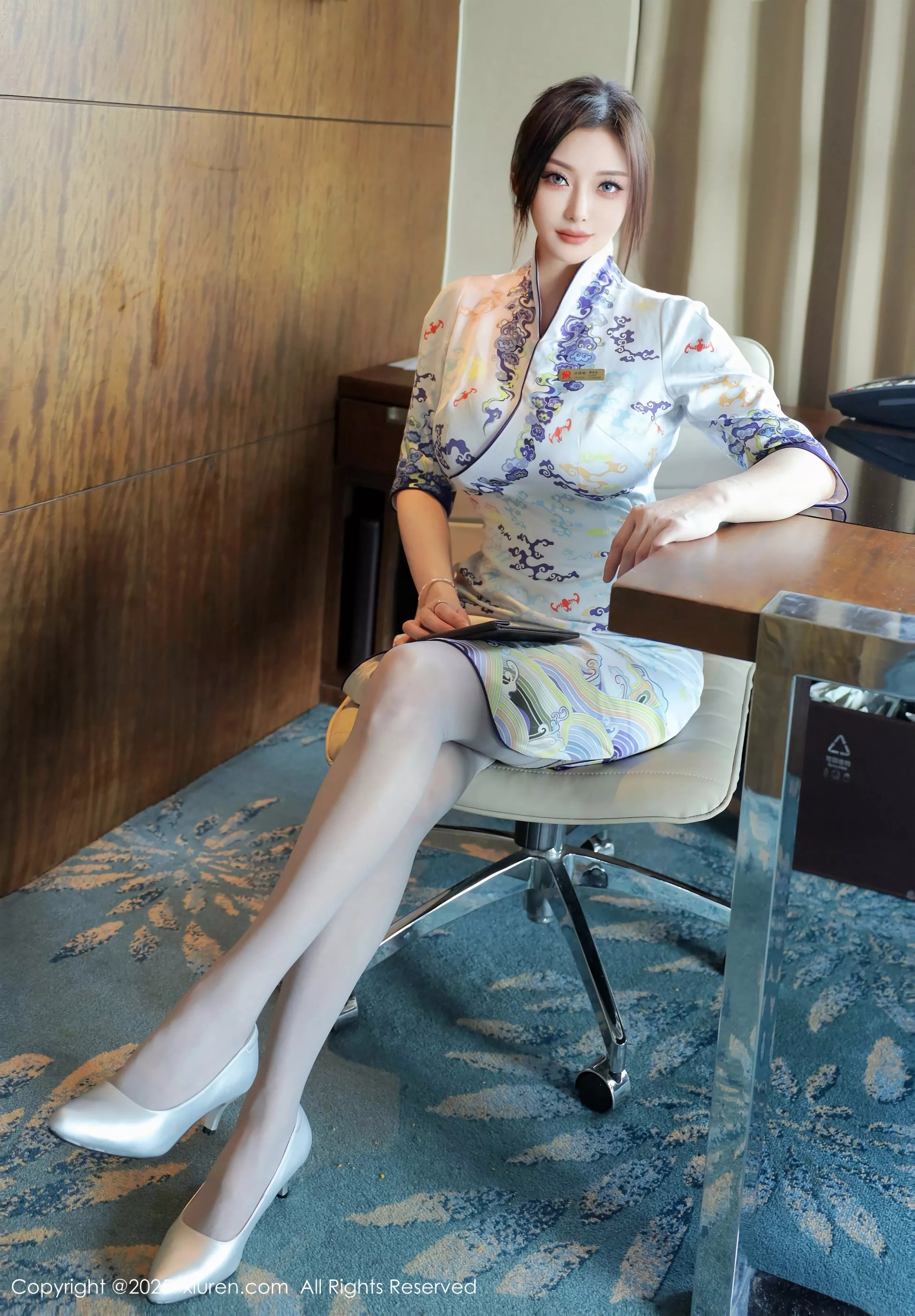   [XiuRen]高清写真图 2025.05.14 No.10273 苏一诺 青色旗袍第11张图片
