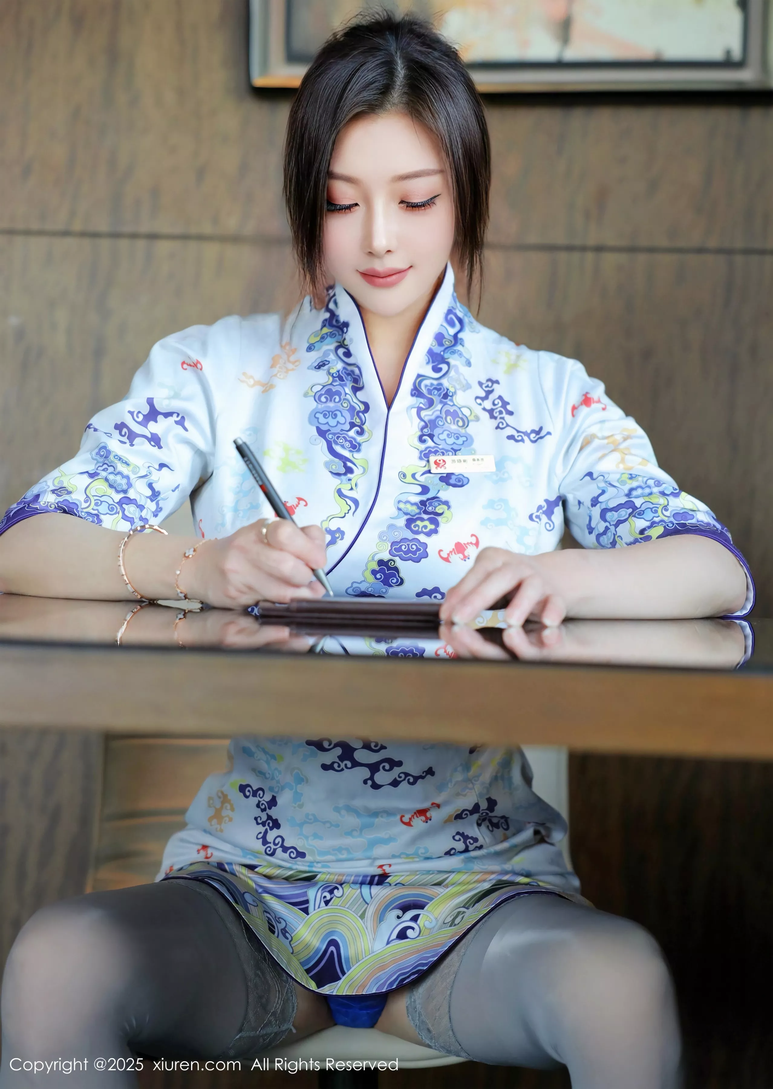   [XiuRen]高清写真图 2025.05.14 No.10273 苏一诺 青色旗袍第18张图片