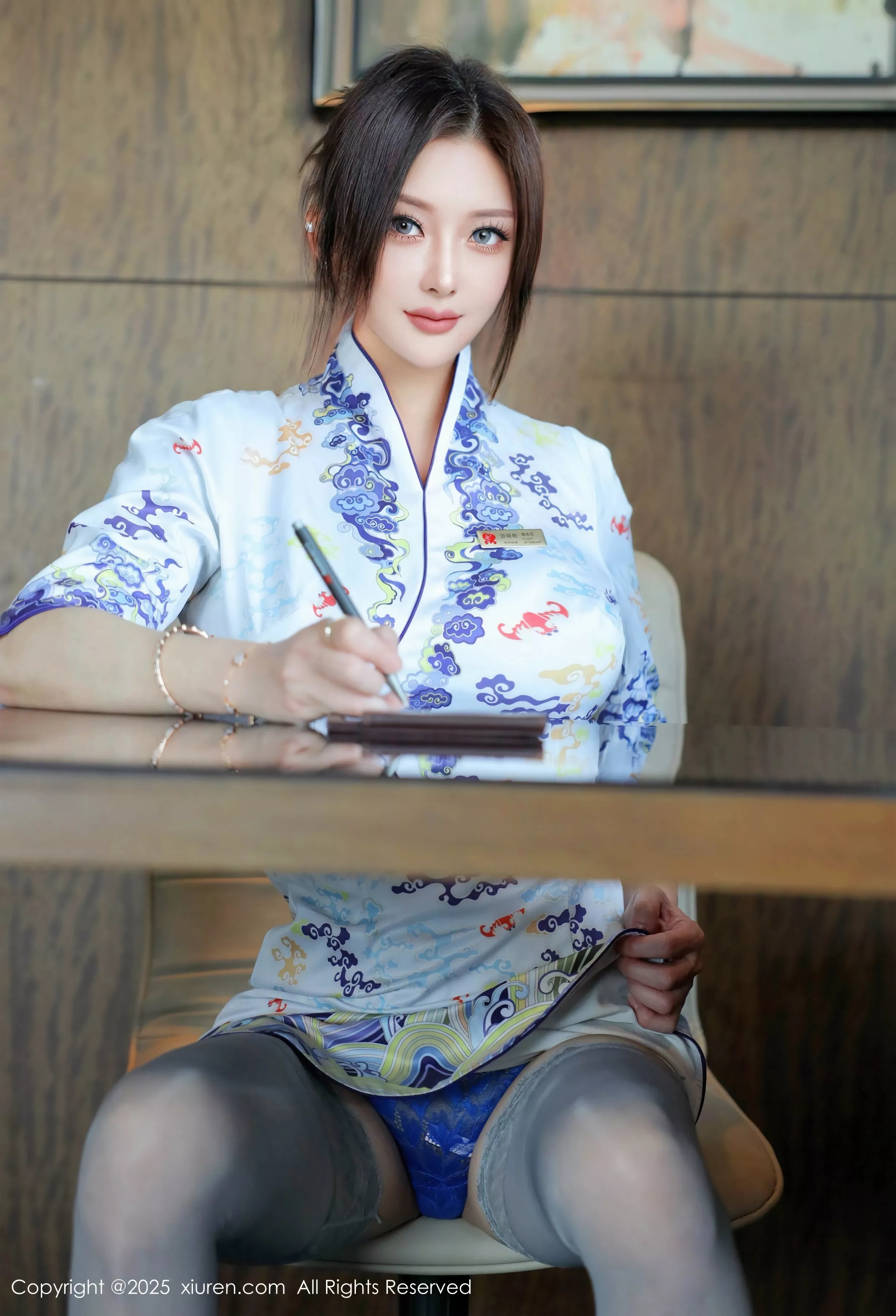   [XiuRen]高清写真图 2025.05.14 No.10273 苏一诺 青色旗袍第19张图片