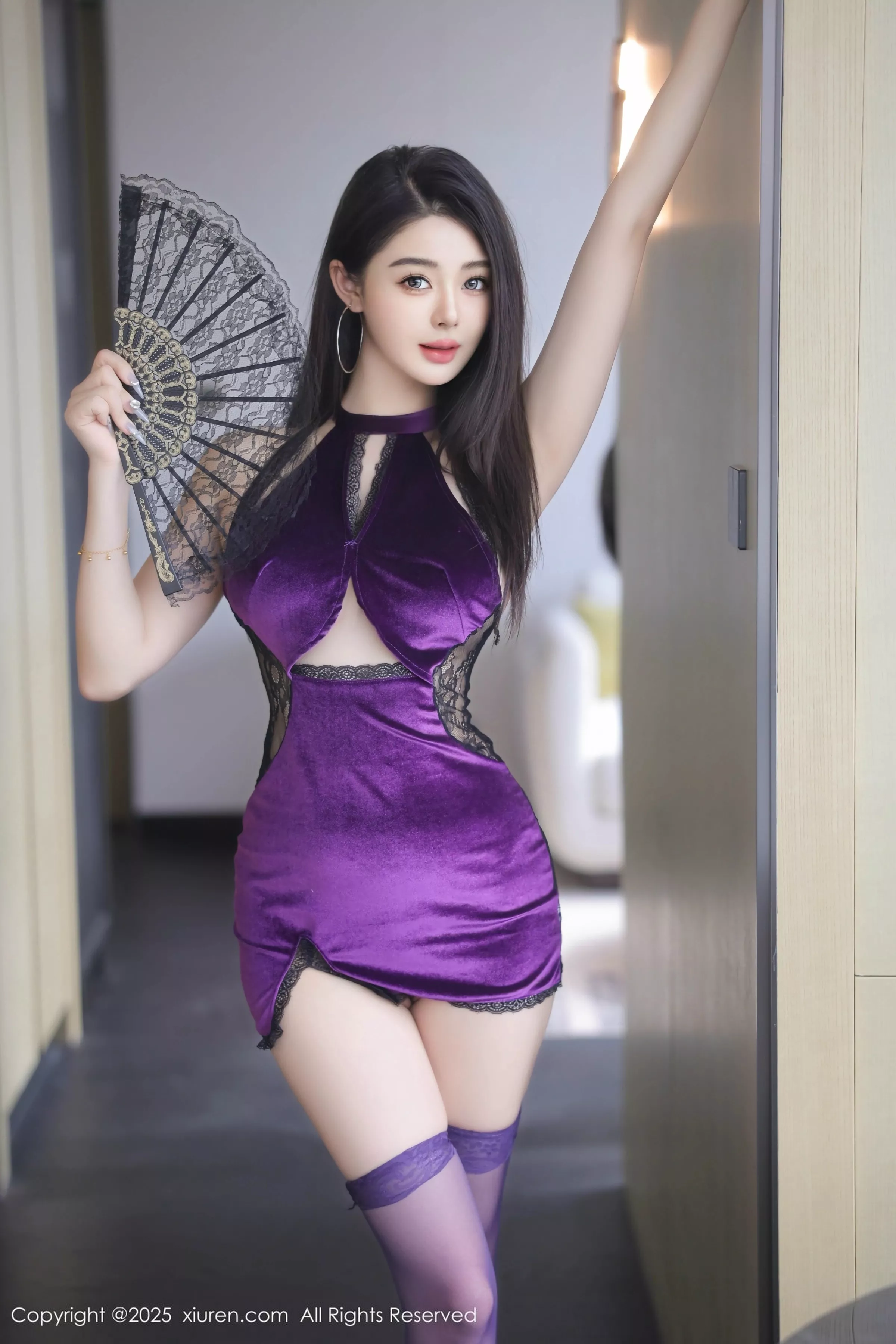   [XiuRen]高清写真图 2025.05.16 No.10289 Candy糖糖 紫色连衣短第1张图片