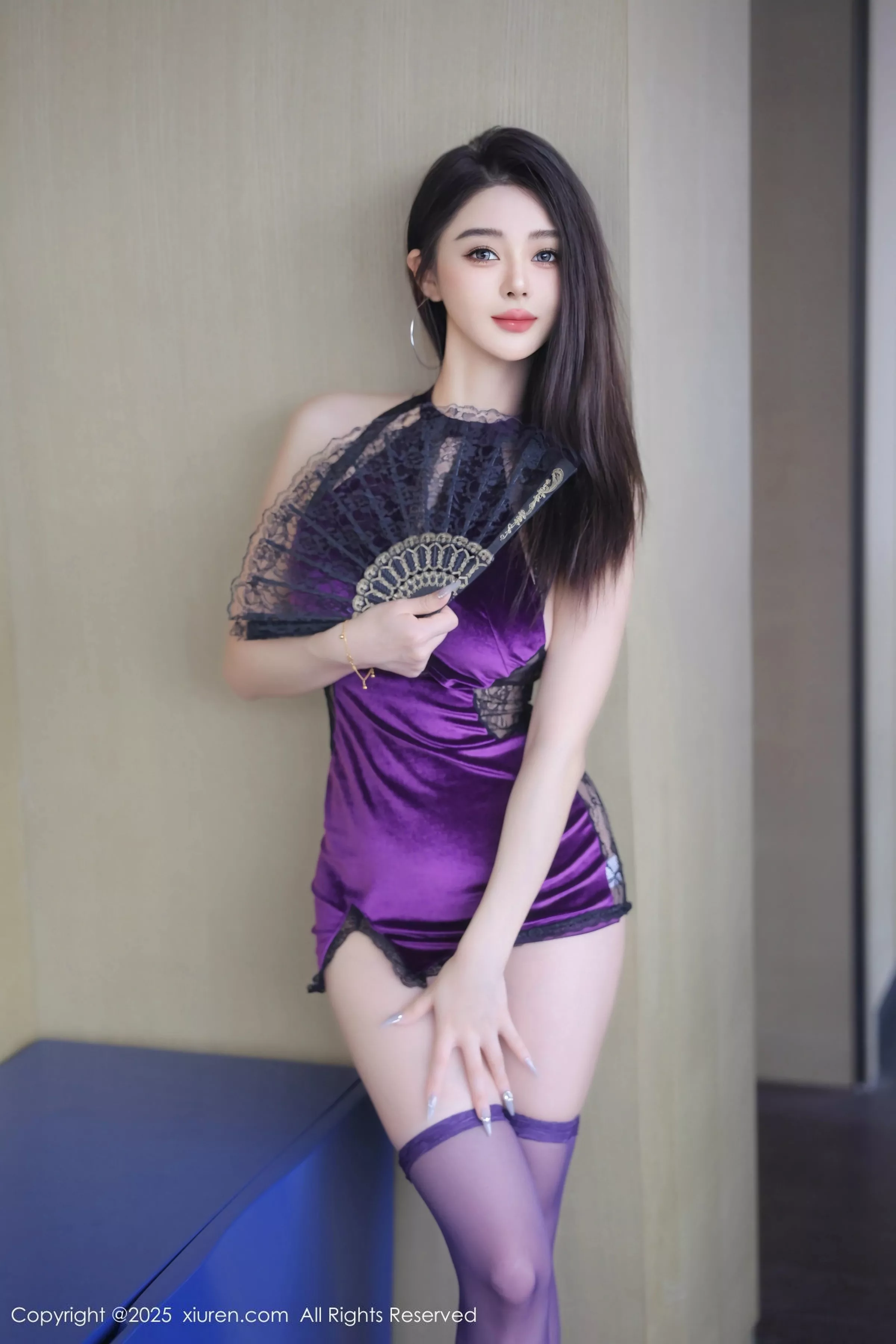   [XiuRen]高清写真图 2025.05.16 No.10289 Candy糖糖 紫色连衣短第18张图片