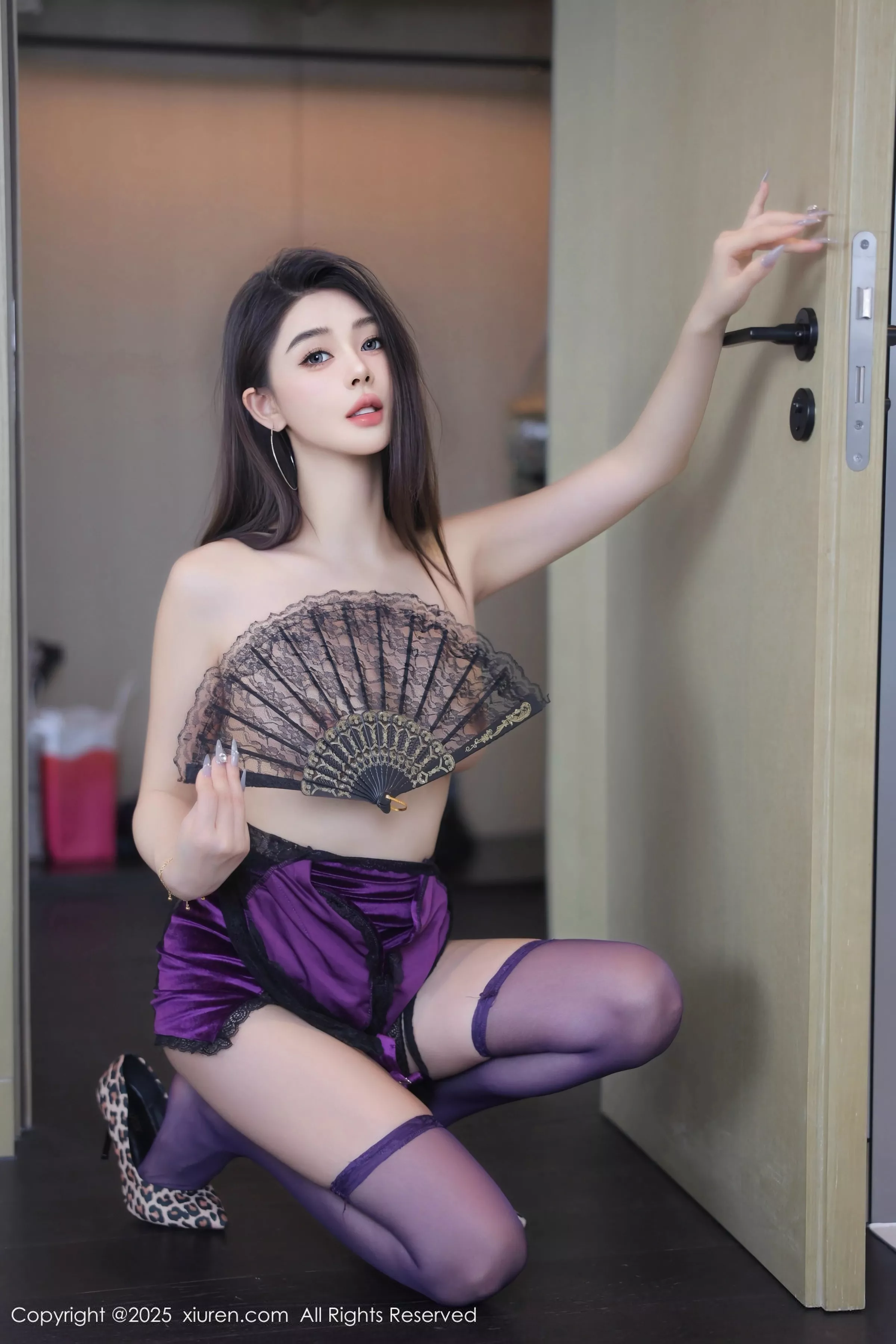   [XiuRen]高清写真图 2025.05.16 No.10289 Candy糖糖 紫色连衣短第30张图片