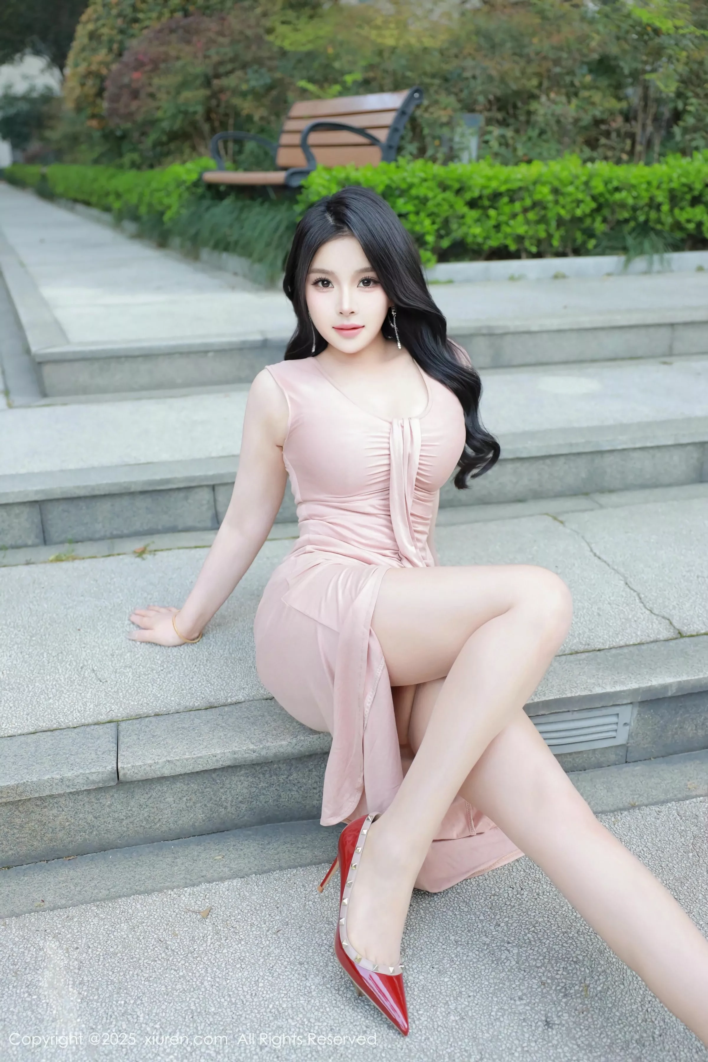   [XiuRen]高清写真图 2025.05.21 No.10304 麦田 粉色连衣裙第2张图片
