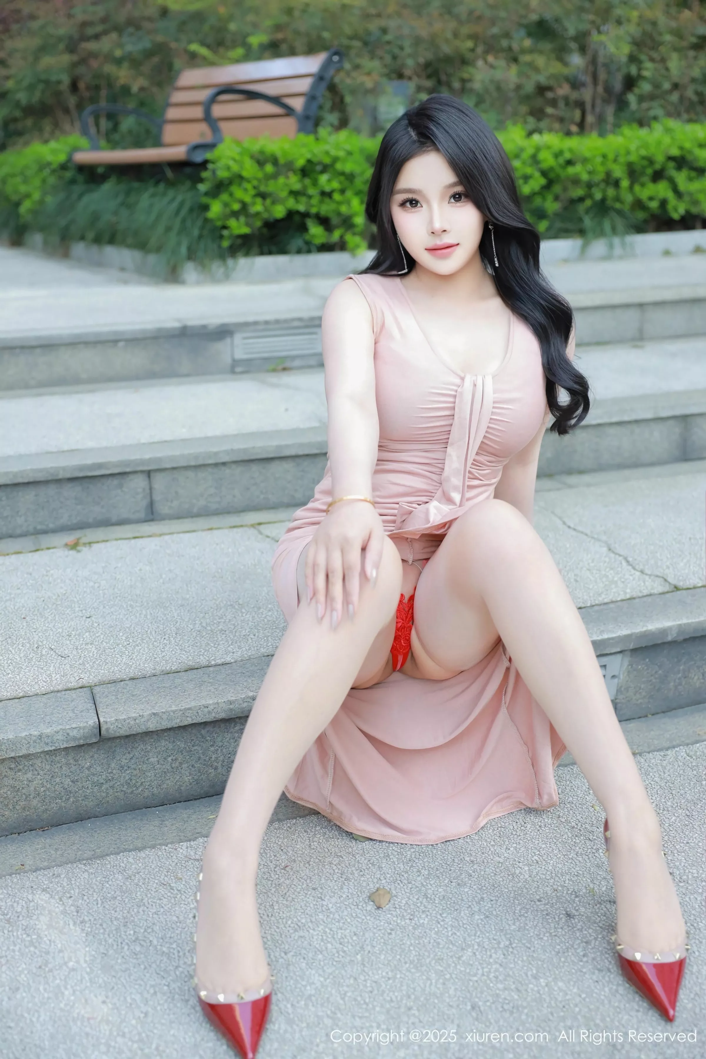   [XiuRen]高清写真图 2025.05.21 No.10304 麦田 粉色连衣裙第30张图片