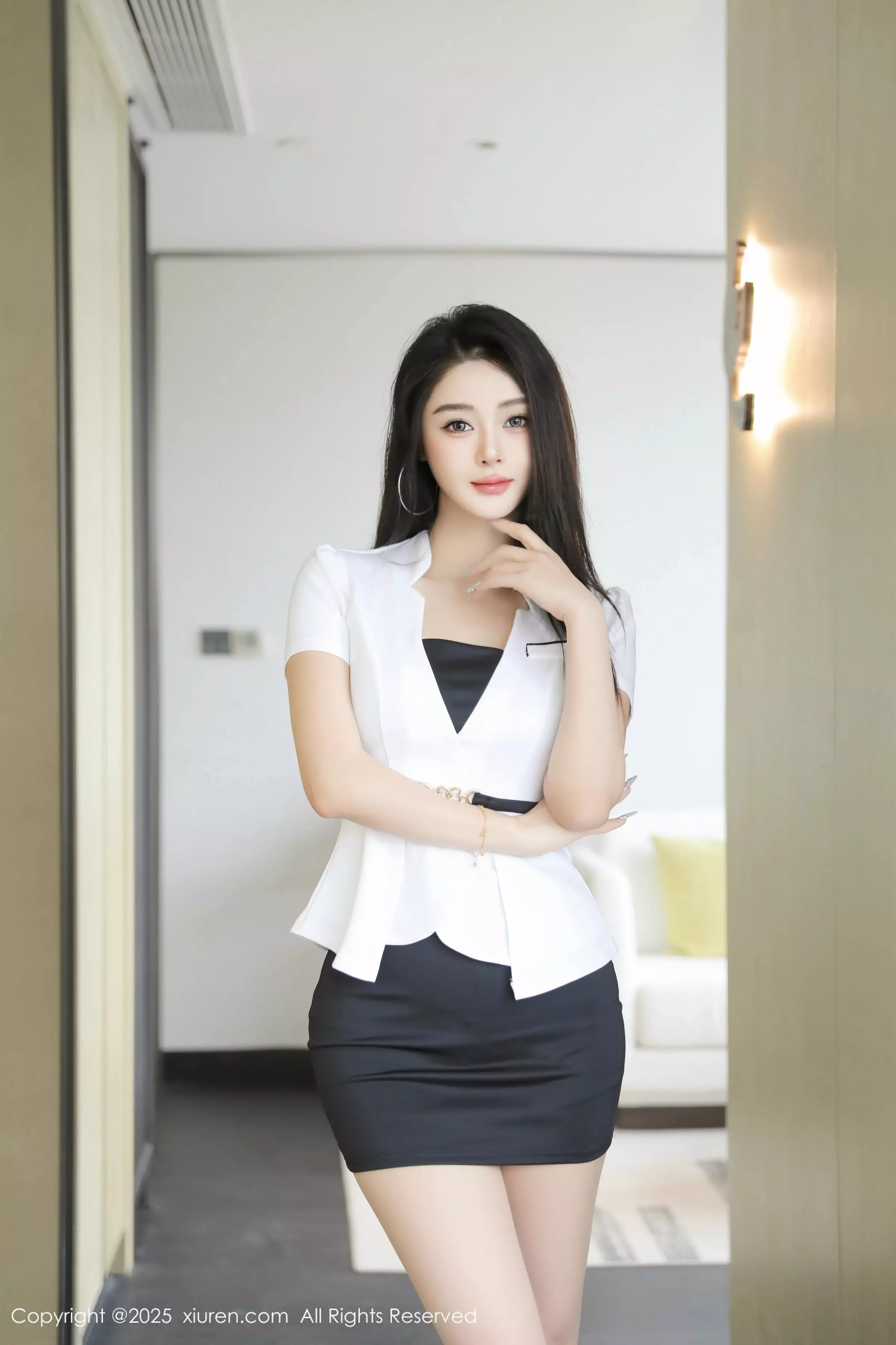   [XiuRen]高清写真图 2025.05.23 No.10321 Candy糖糖 白色OL第2张图片