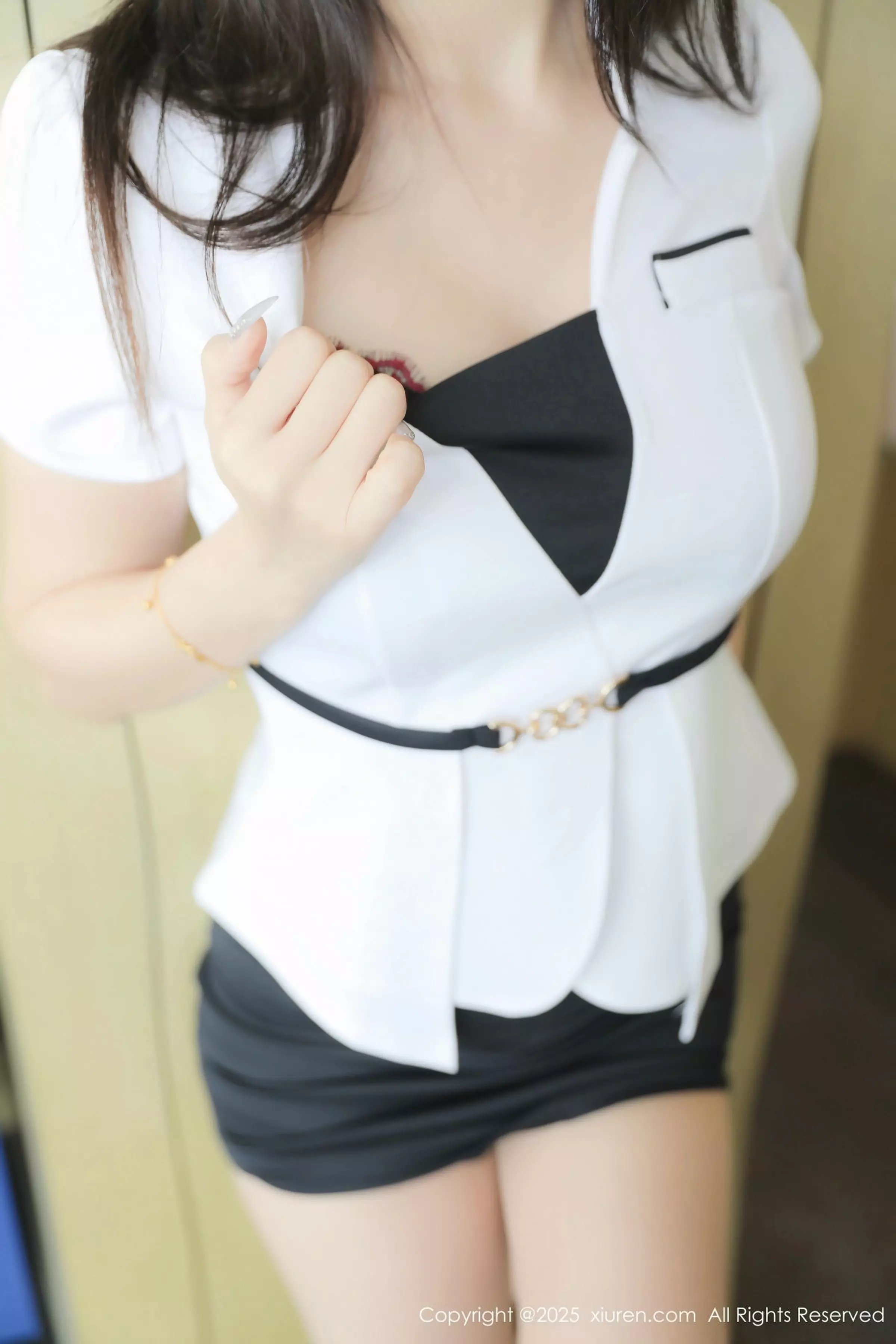   [XiuRen]高清写真图 2025.05.23 No.10321 Candy糖糖 白色OL第5张图片
