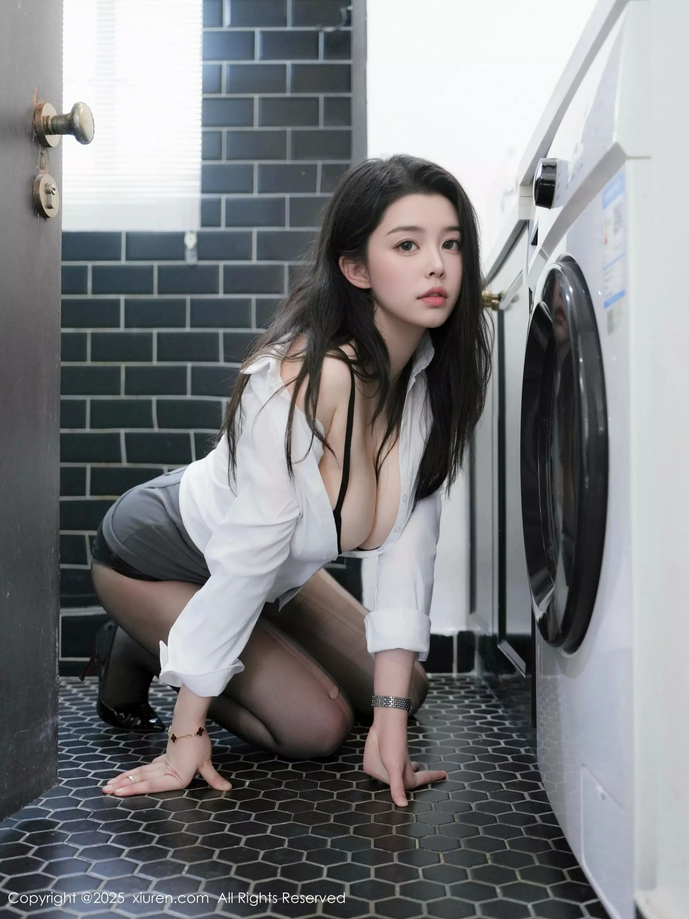   [XiuRen]高清写真图 2025.05.23 No.10317 林若凡F 黑色OL第27张图片