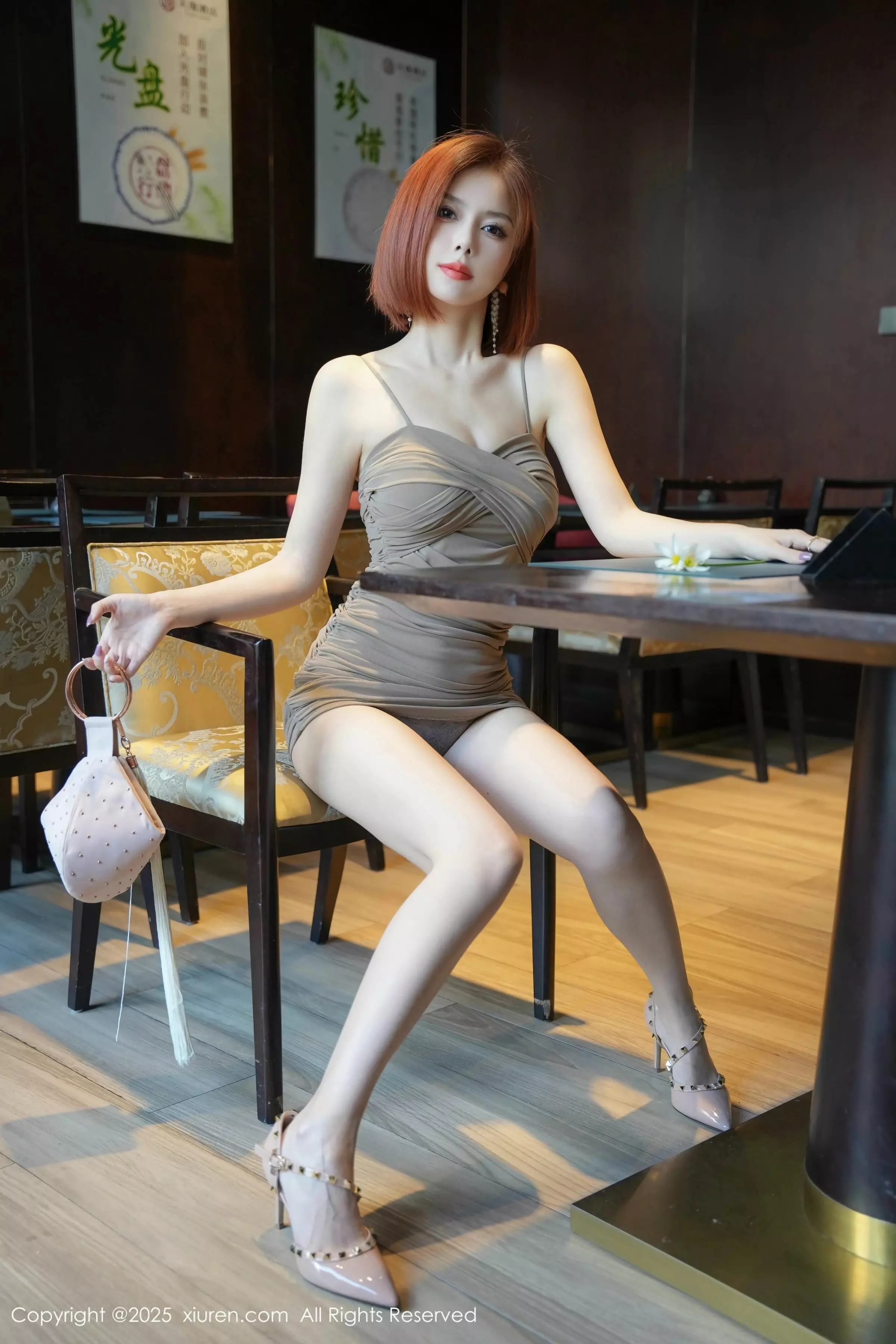   [XiuRen]高清写真图 2025.05.22 No.10312 白芷yy 灰色包臀裙第41张图片