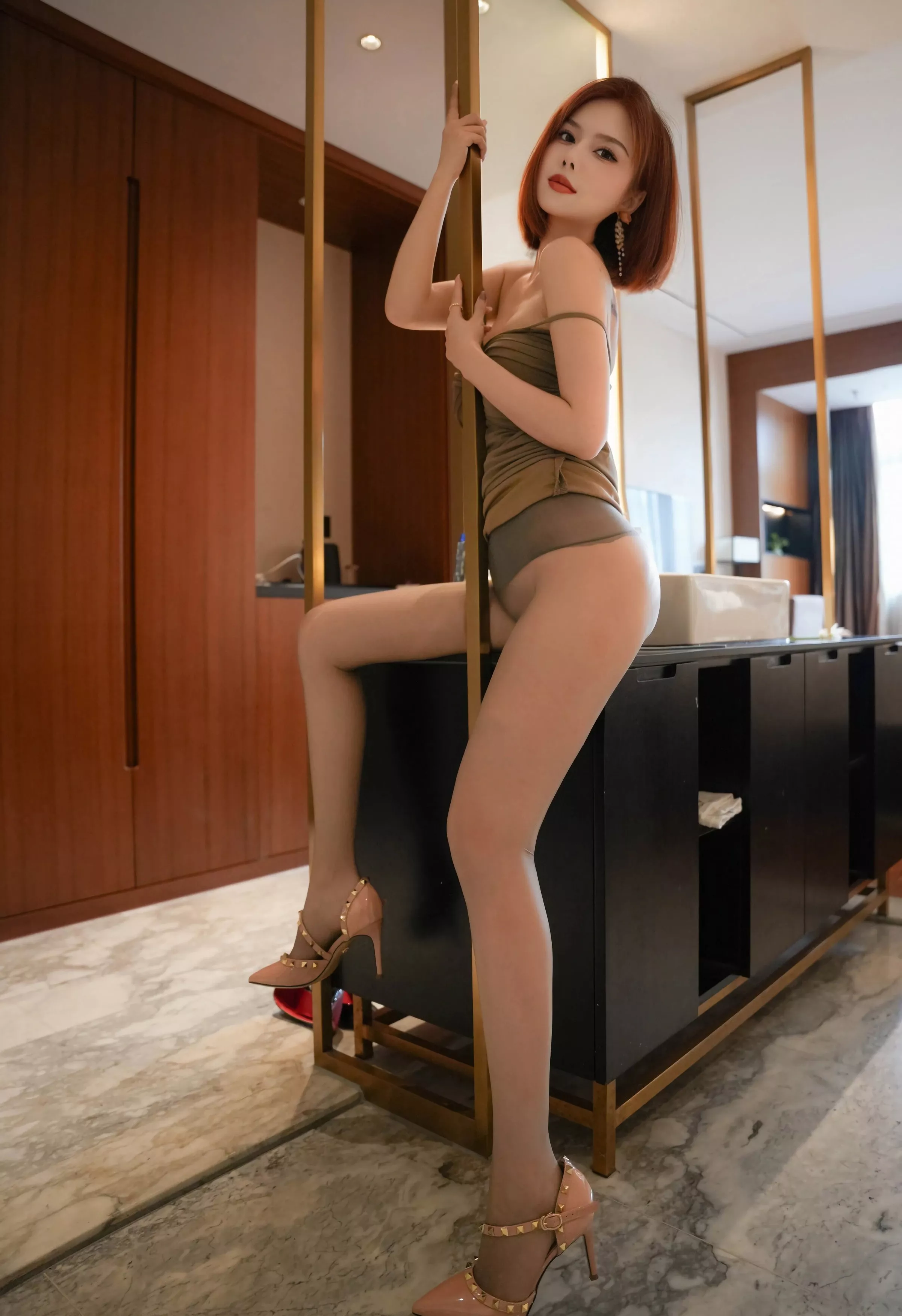   [XiuRen]高清写真图 2025.05.22 No.10312 白芷yy 灰色包臀裙第55张图片