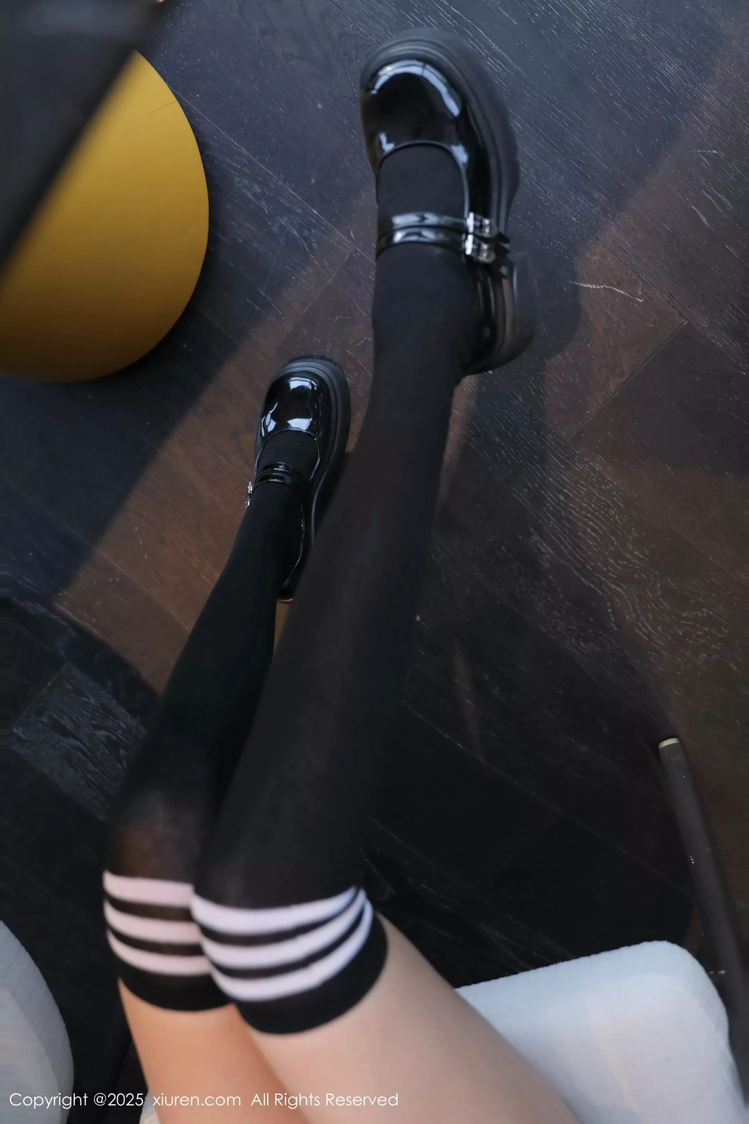   [XiuRen]高清写真图 2025.05.30 No.10351 Candy糖糖 性感JK第7张图片