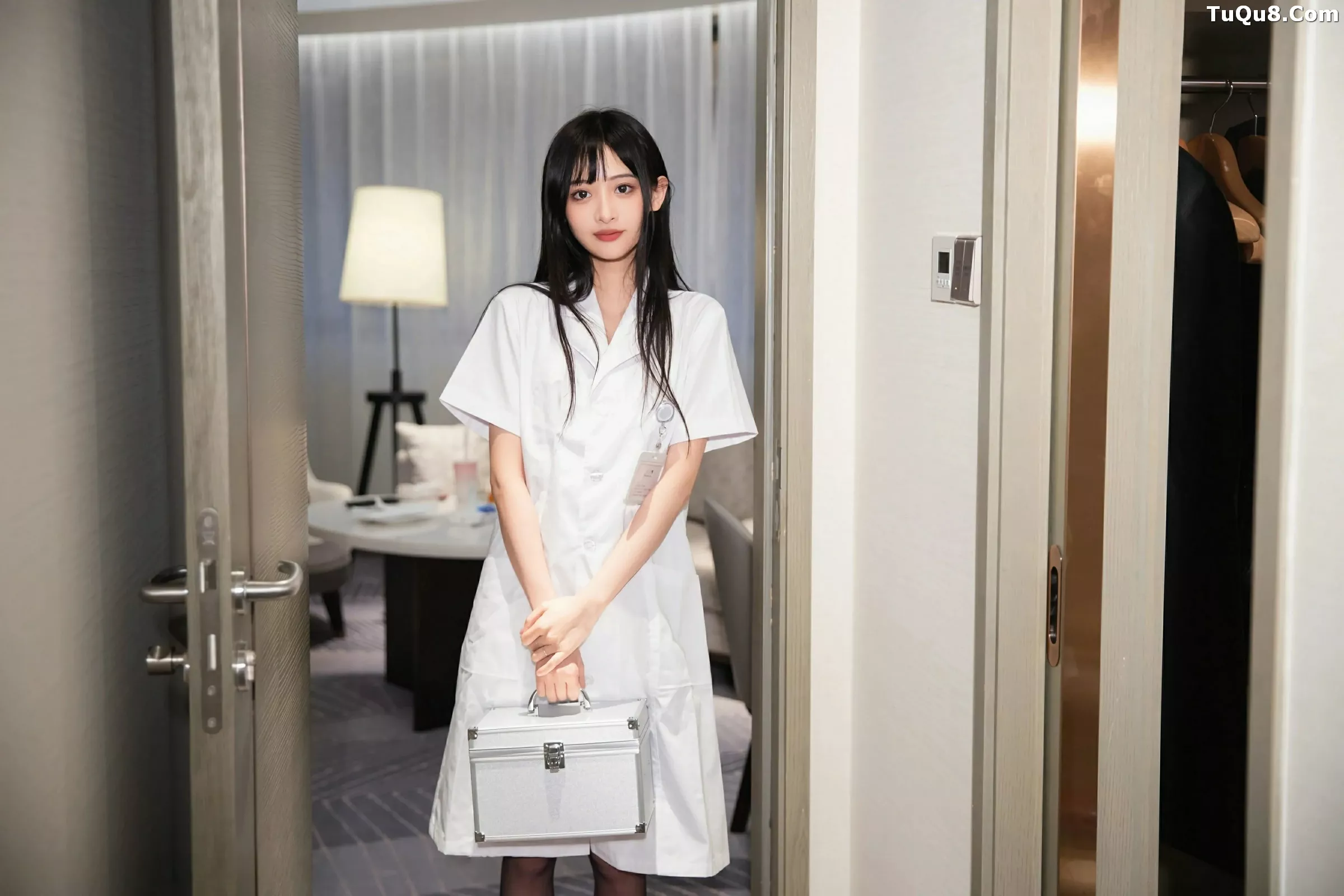   [XiuRen]高清写真图 2025.06.06 No.10373 茂木希子 白色护士服第1张图片