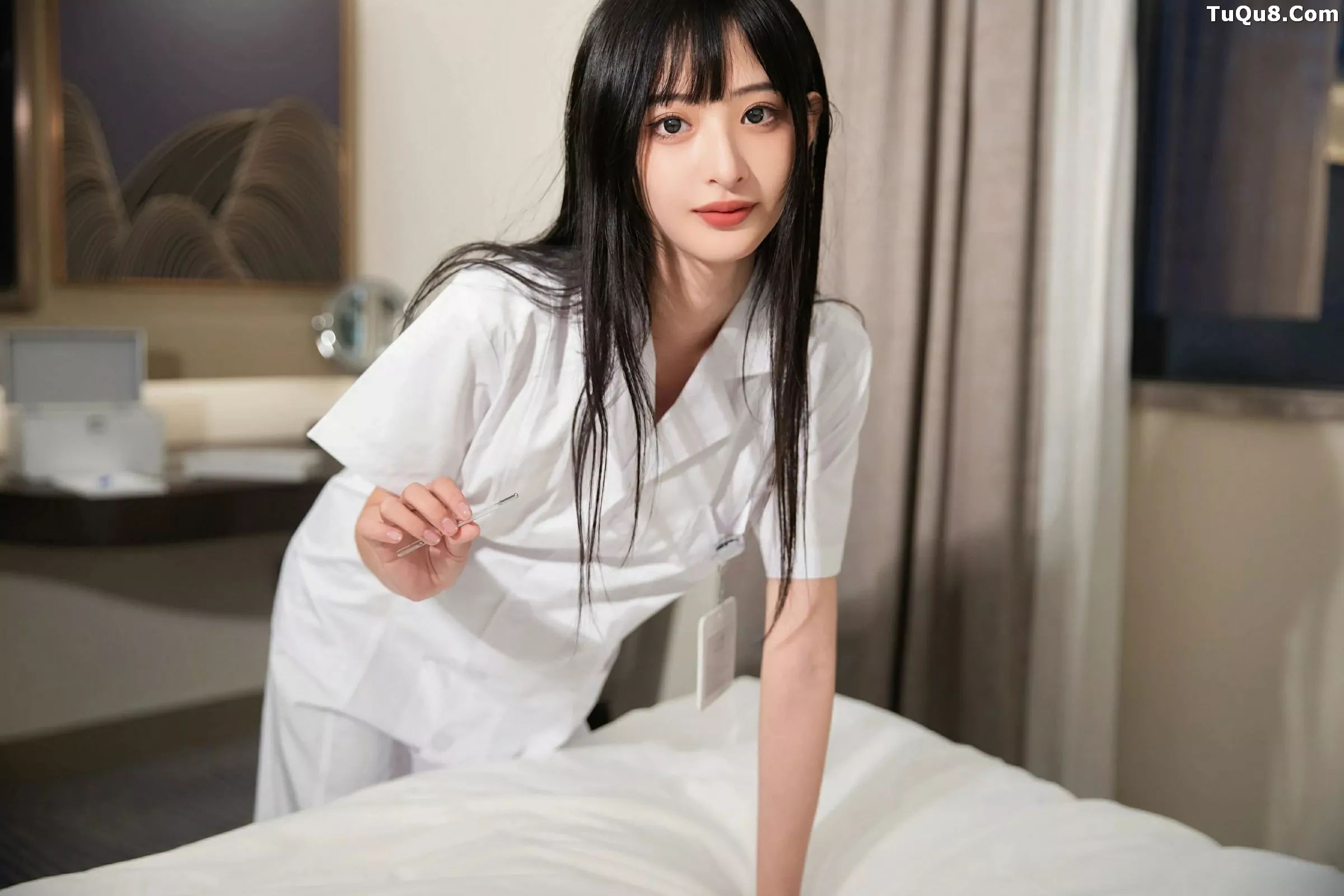   [XiuRen]高清写真图 2025.06.06 No.10373 茂木希子 白色护士服第2张图片