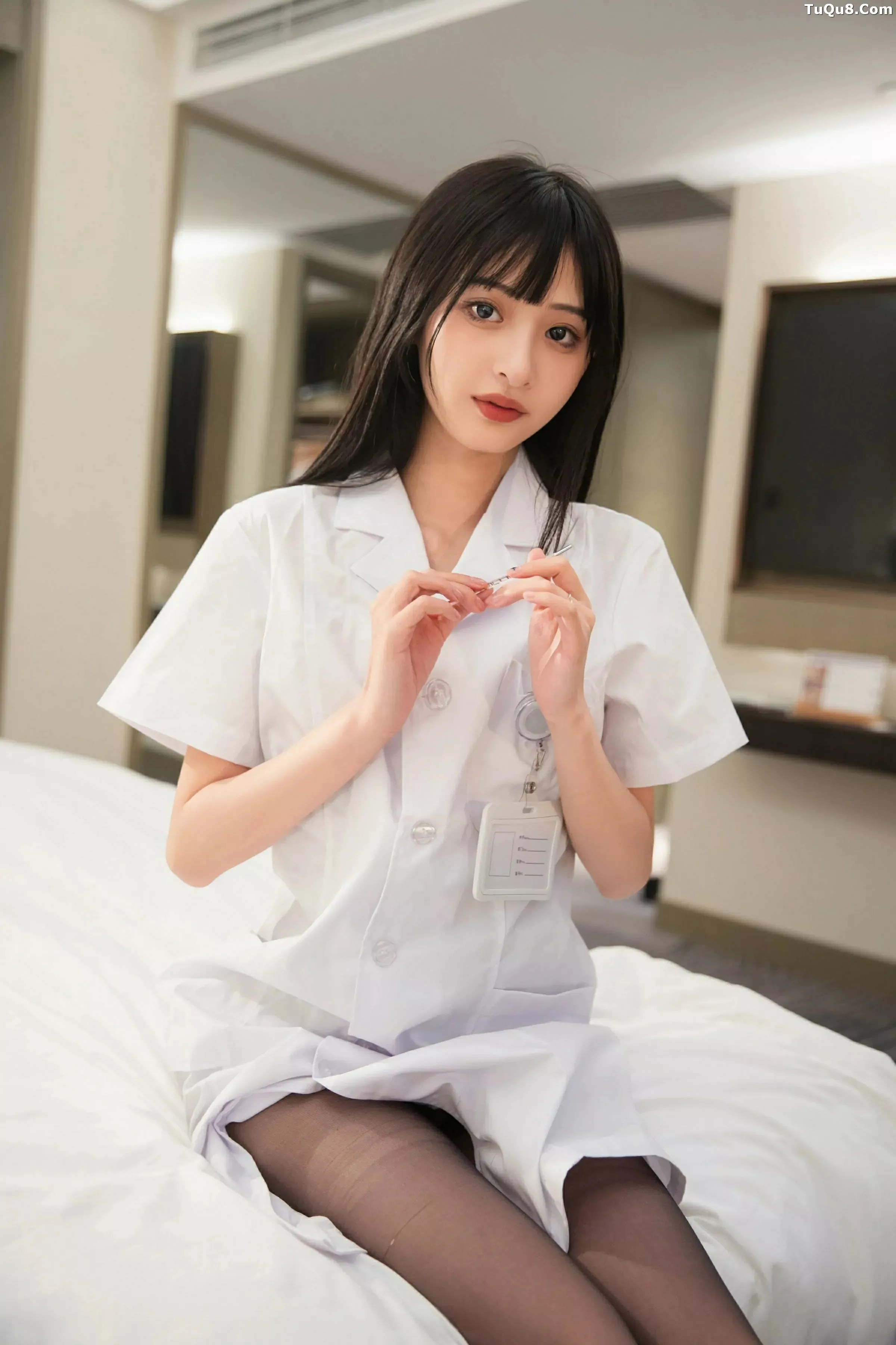   [XiuRen]高清写真图 2025.06.06 No.10373 茂木希子 白色护士服第5张图片