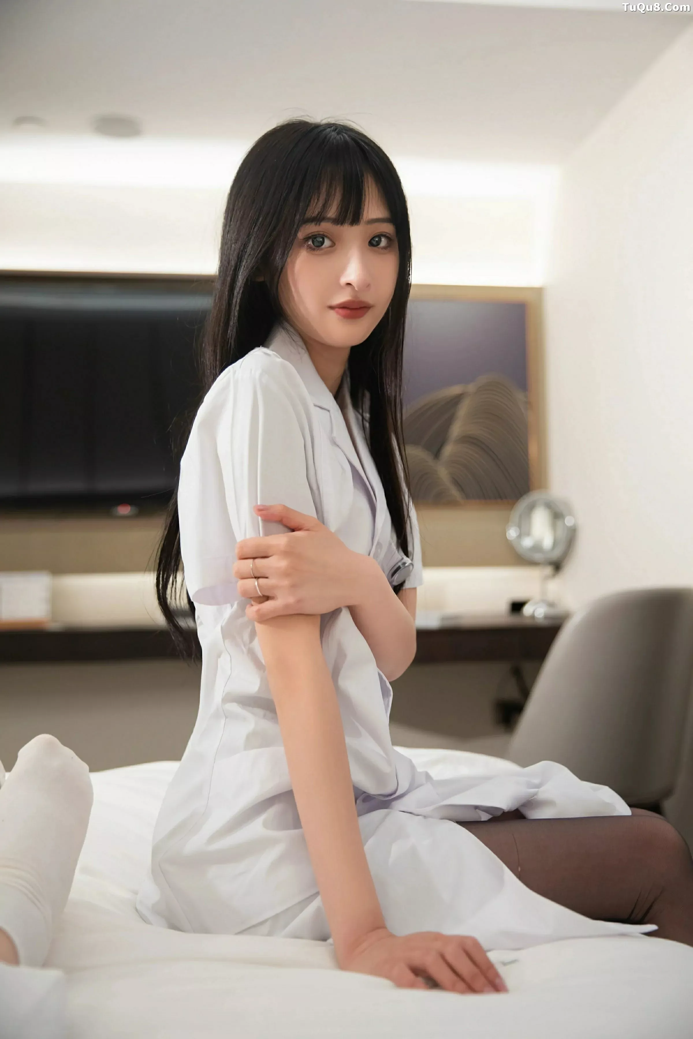   [XiuRen]高清写真图 2025.06.06 No.10373 茂木希子 白色护士服第9张图片