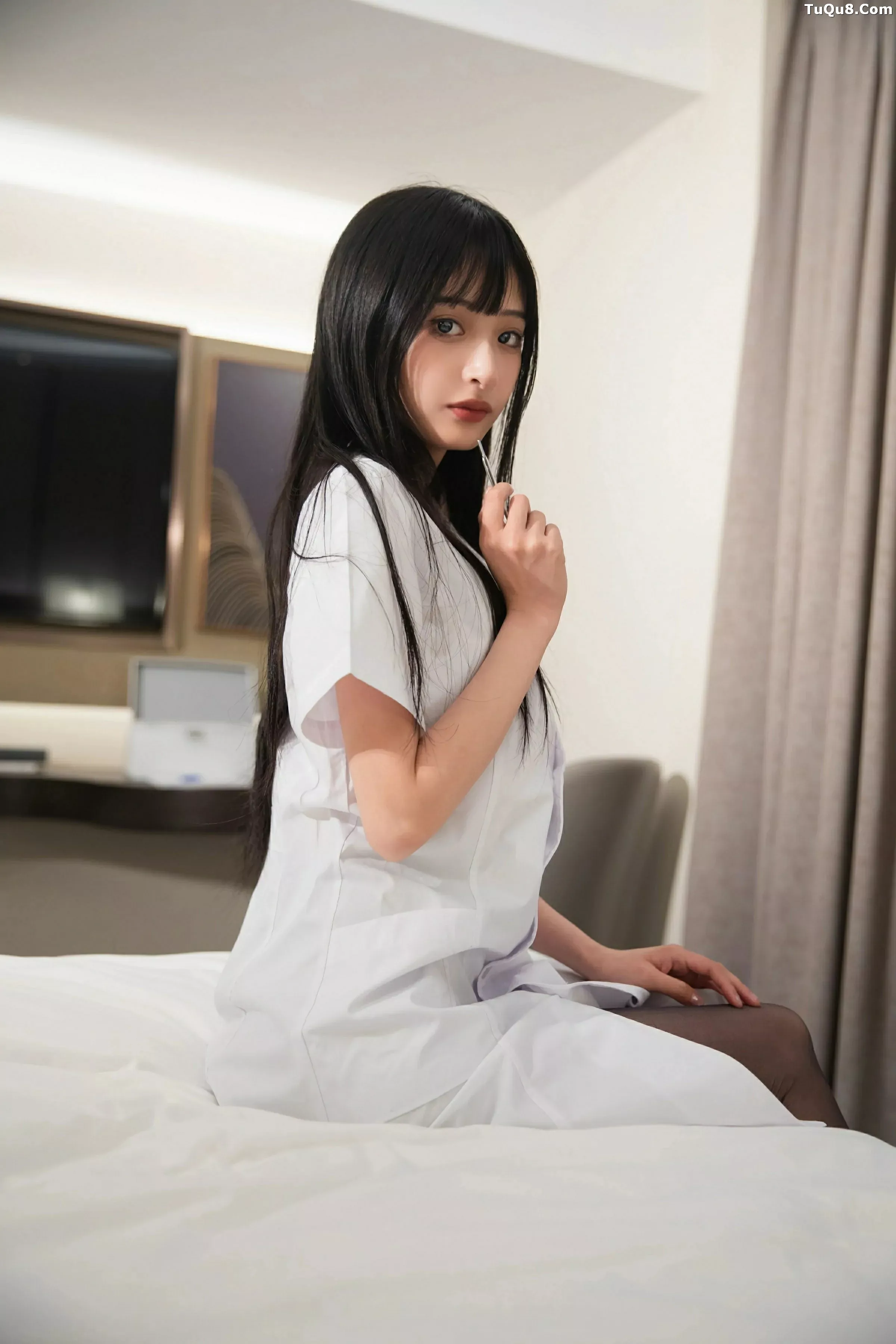   [XiuRen]高清写真图 2025.06.06 No.10373 茂木希子 白色护士服第13张图片