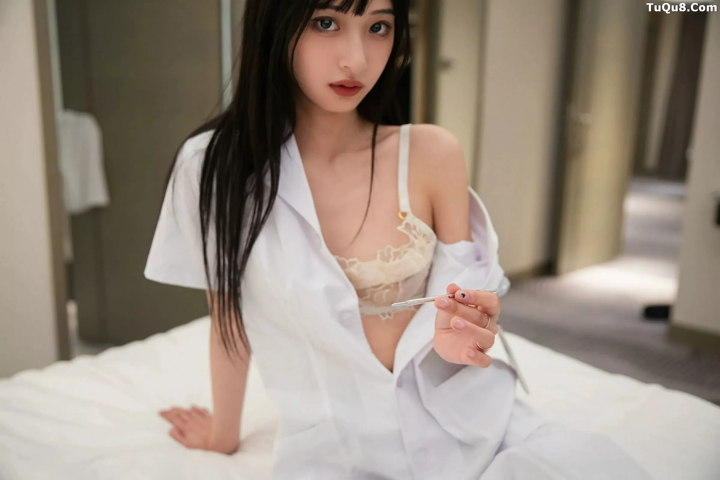  [XiuRen]高清写真图 2025.06.06 No.10373 茂木希子 白色护士服第16张图片