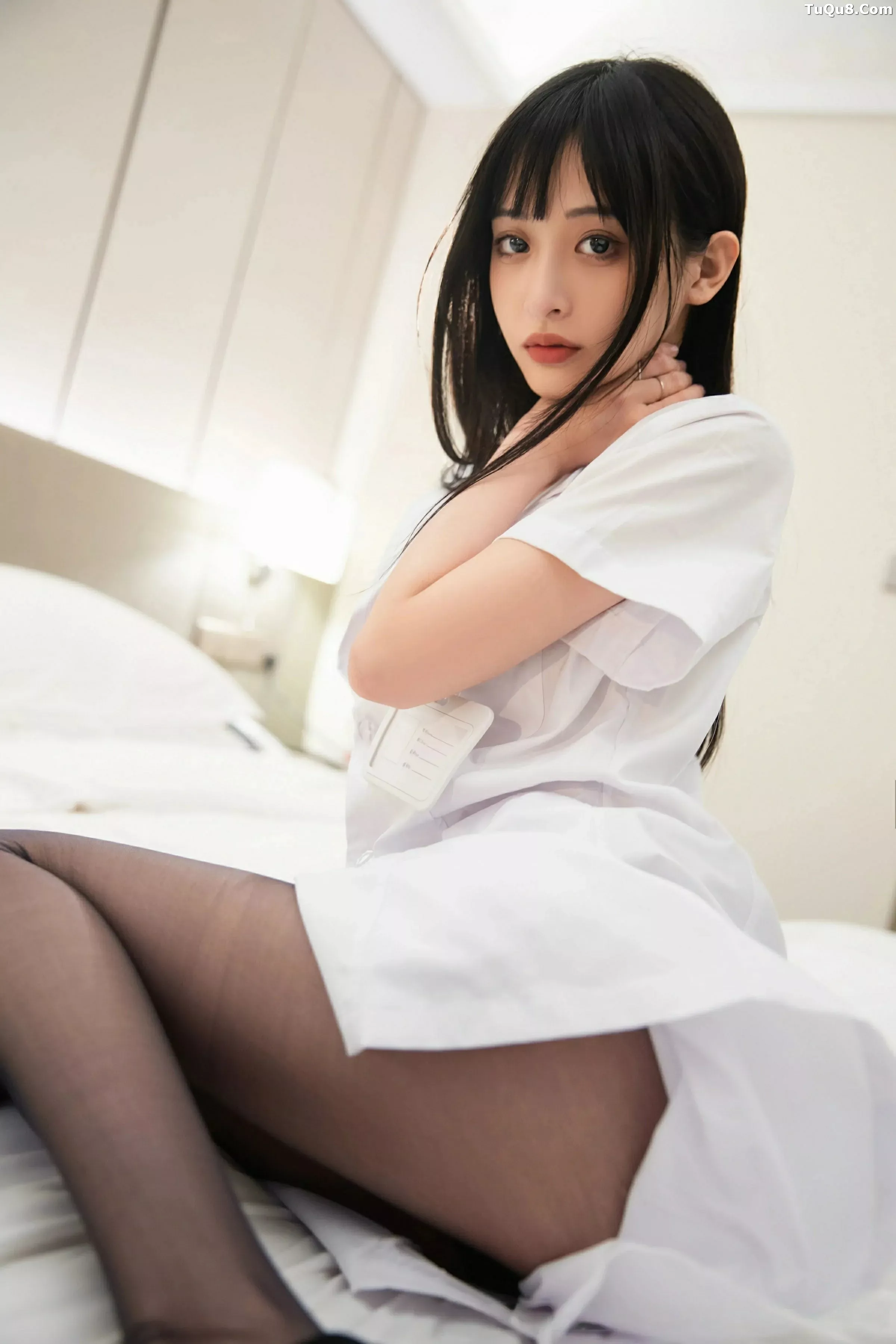   [XiuRen]高清写真图 2025.06.06 No.10373 茂木希子 白色护士服第18张图片