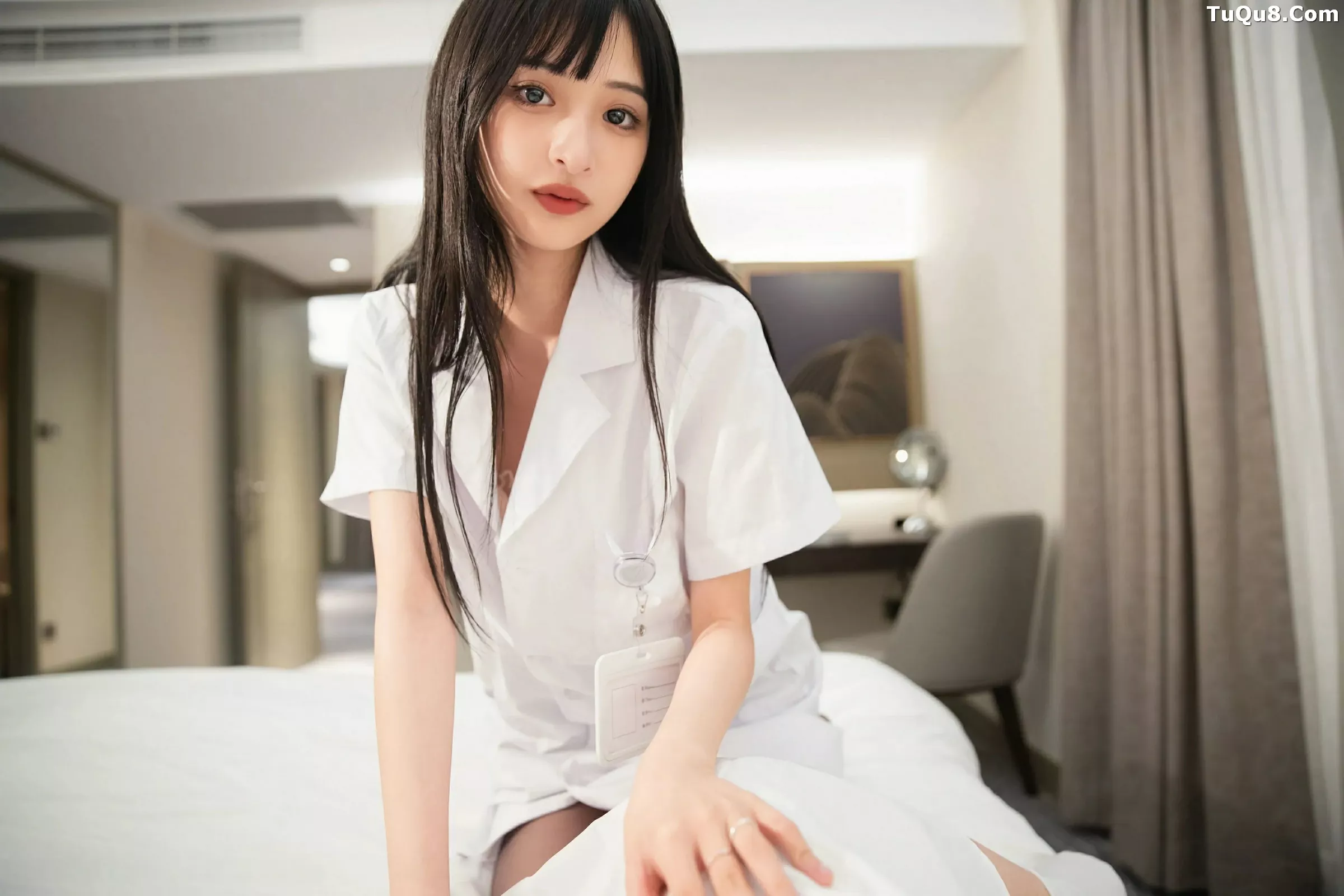   [XiuRen]高清写真图 2025.06.06 No.10373 茂木希子 白色护士服第22张图片