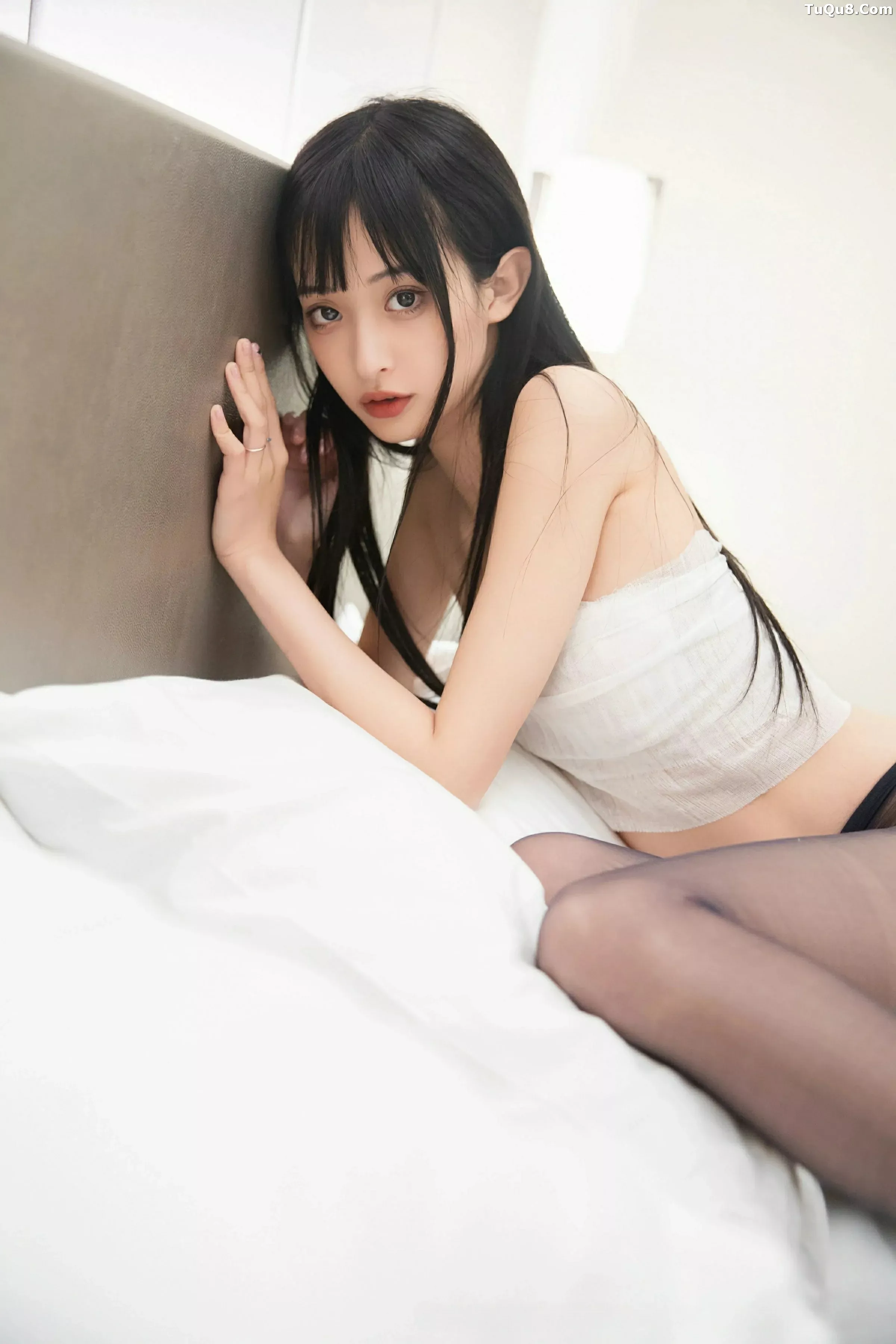   [XiuRen]高清写真图 2025.06.06 No.10373 茂木希子 白色护士服第25张图片
