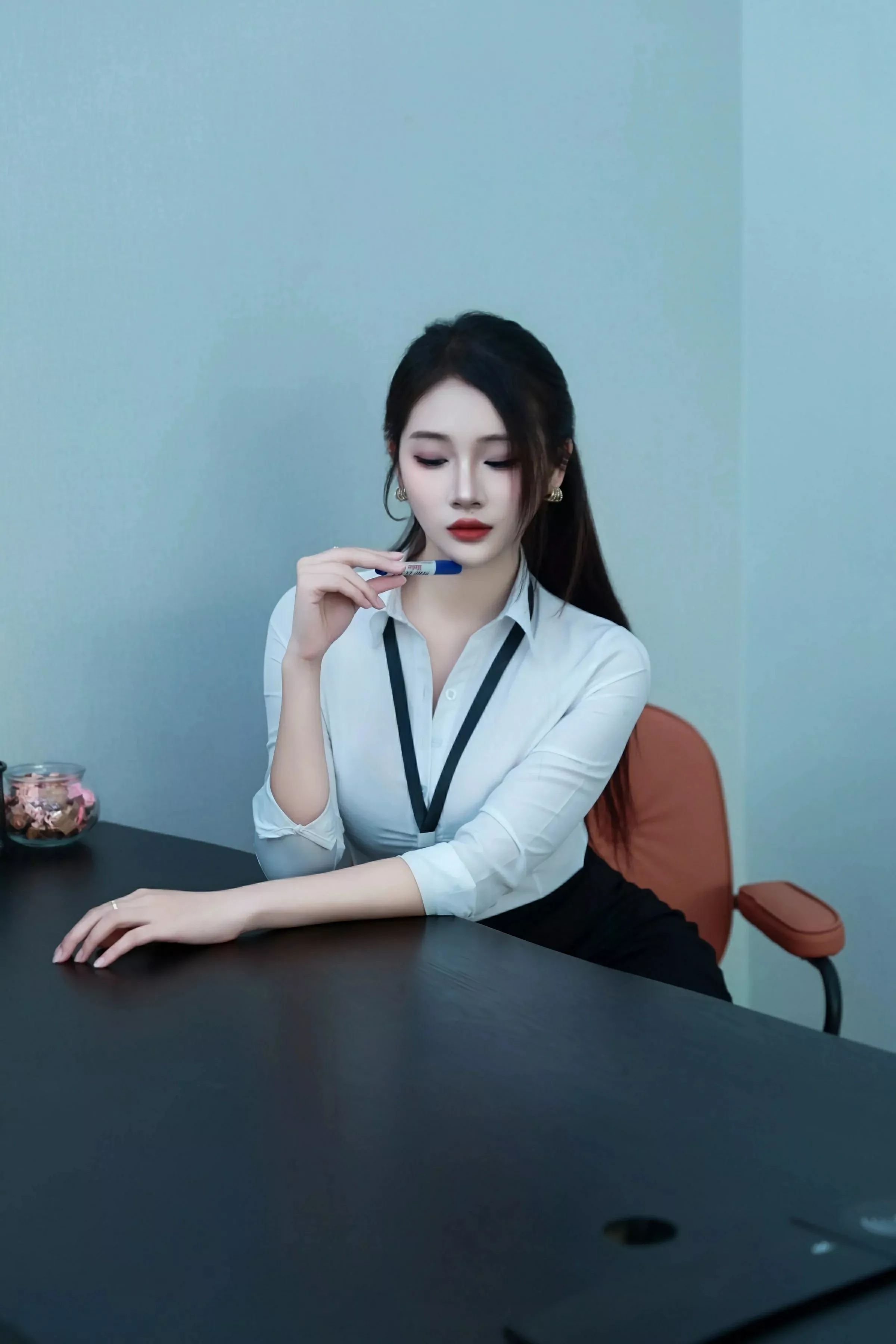   [XiuRen]高清写真图 2025.06.13 No.10406 南乔 职业套装第1张图片