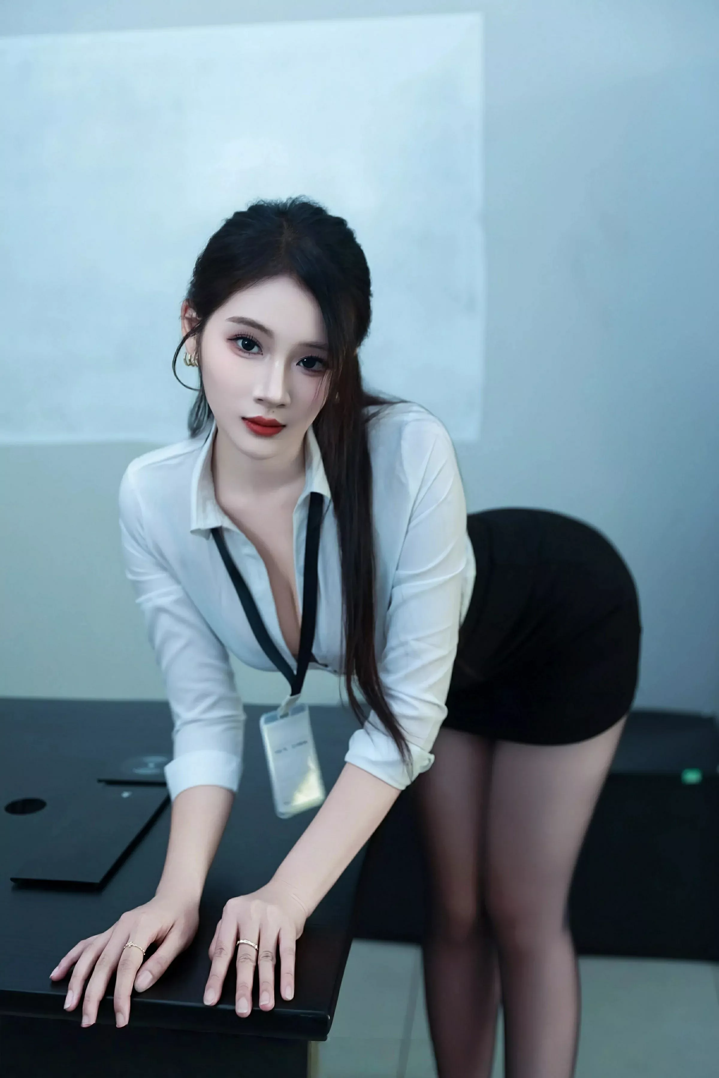   [XiuRen]高清写真图 2025.06.13 No.10406 南乔 职业套装第19张图片