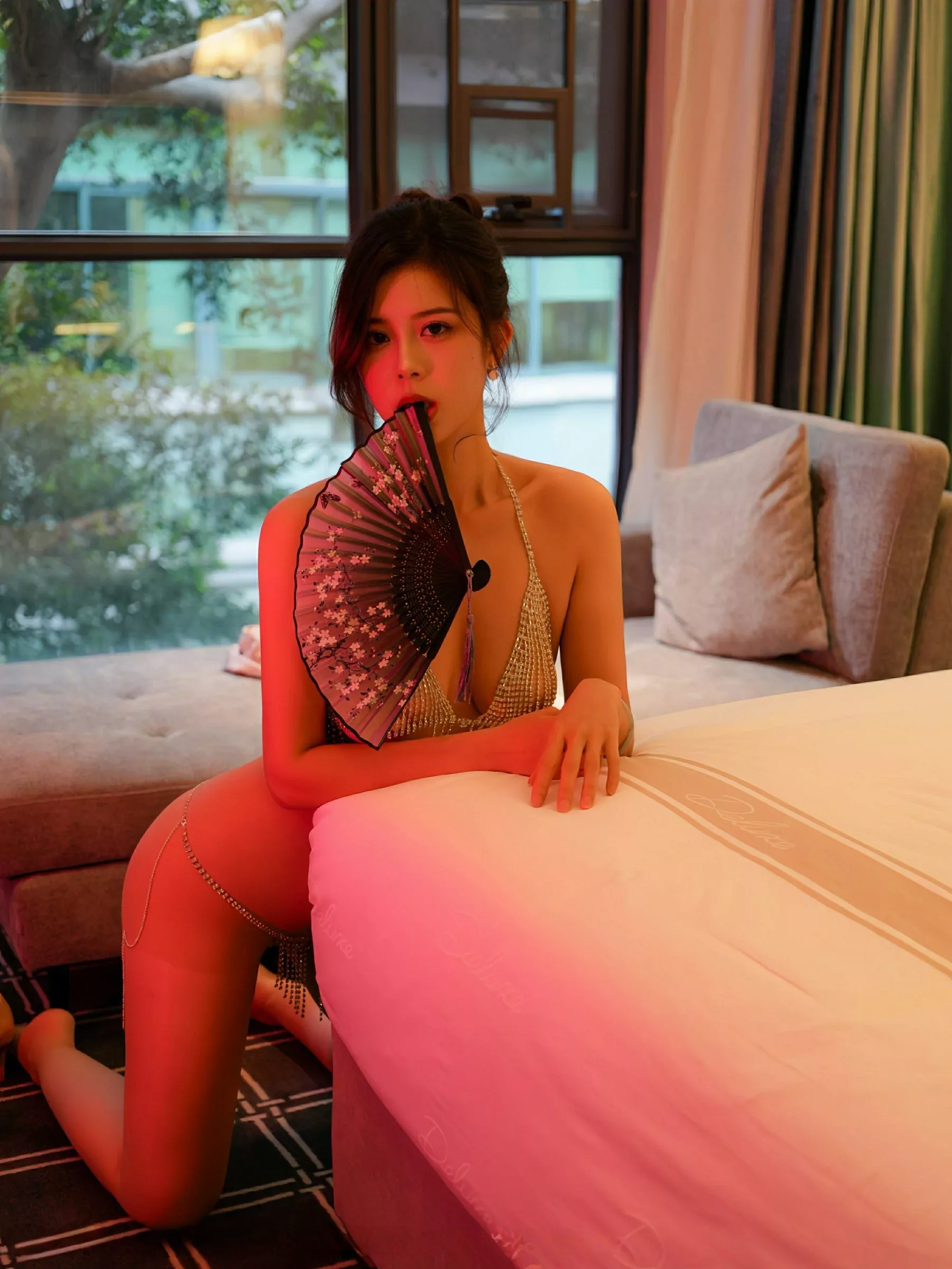   [XiuRen]高清写真图 2025.06.17 No.10419 玫瑰我爱你 浅色旗袍第1张图片