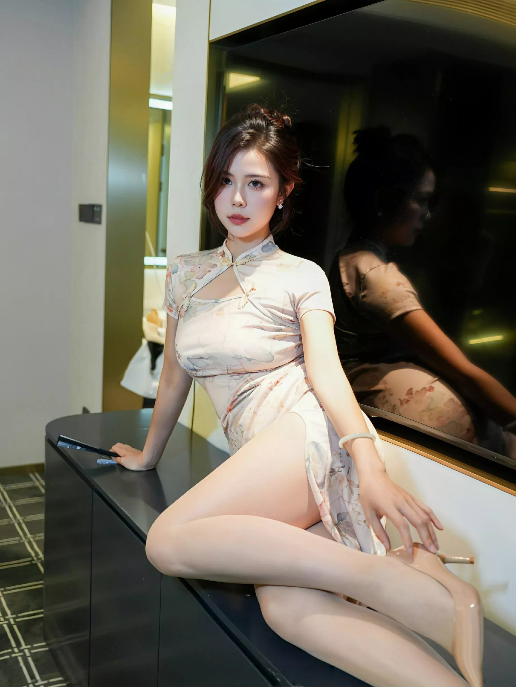   [XiuRen]高清写真图 2025.06.17 No.10419 玫瑰我爱你 浅色旗袍第14张图片