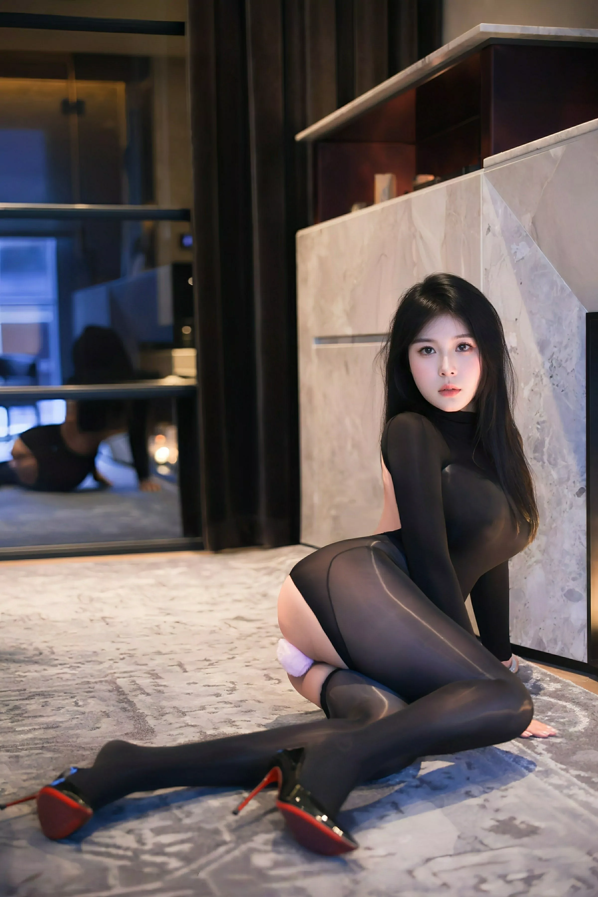   [XiuRen]高清写真图 2025.06.17 No.10420 麦田 黑色连体袜第20张图片