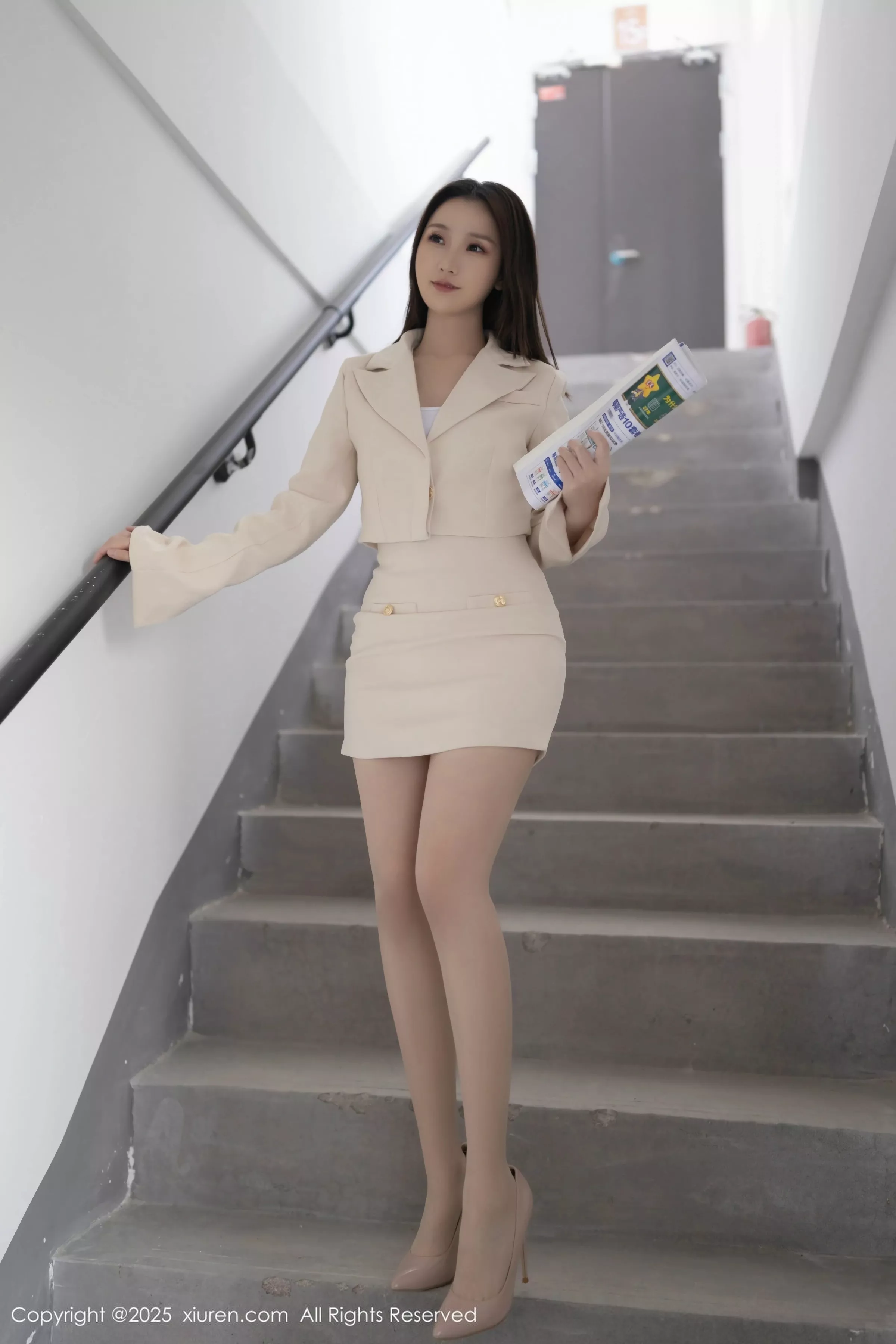   [XiuRen]高清写真图 2025.06.18 No.10428 杏子Yada 浅色短裙第1张图片