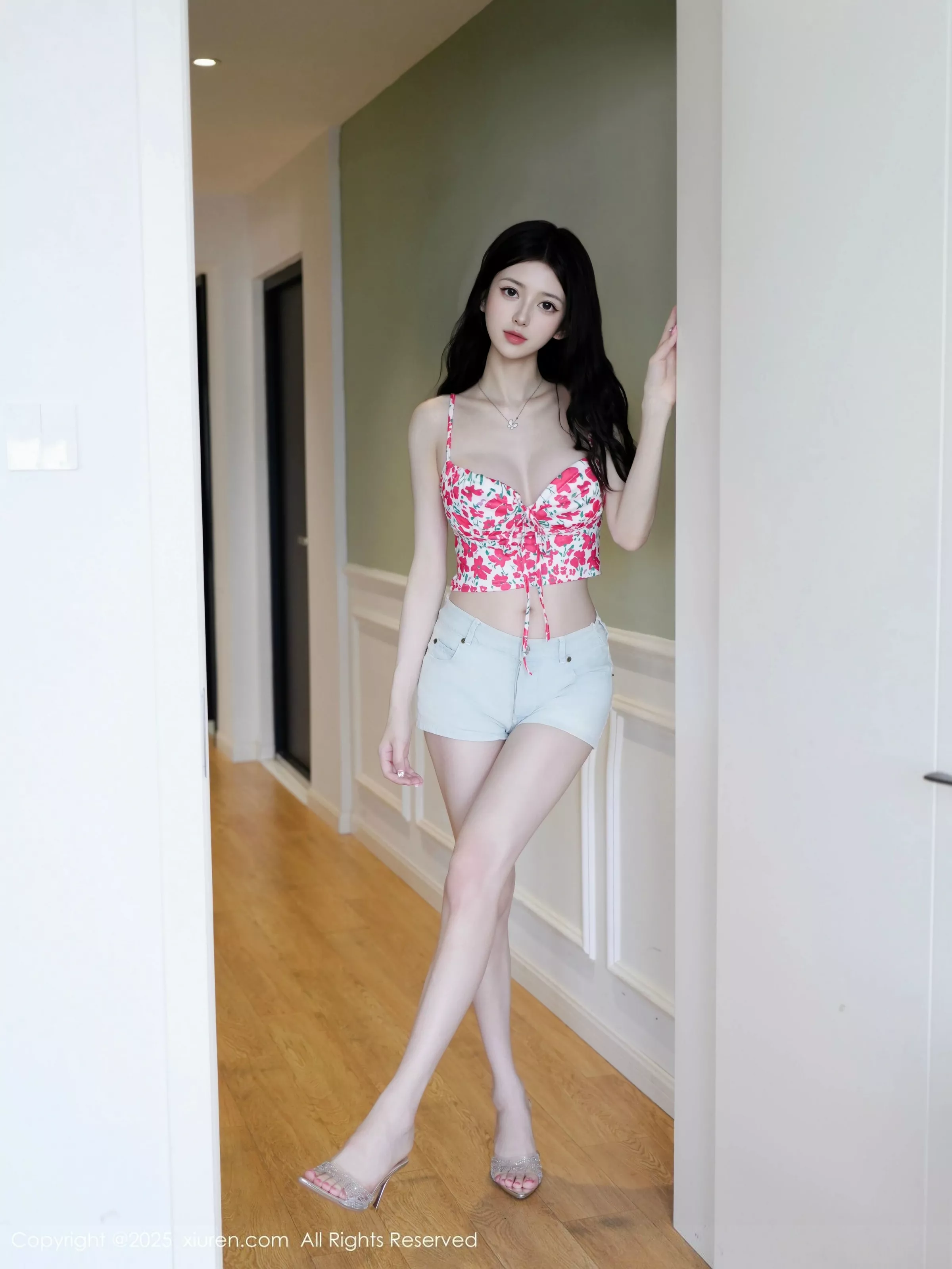   [XiuRen]高清写真图 2025.06.20 No.10442 白小蝶 超短牛仔裤第7张图片