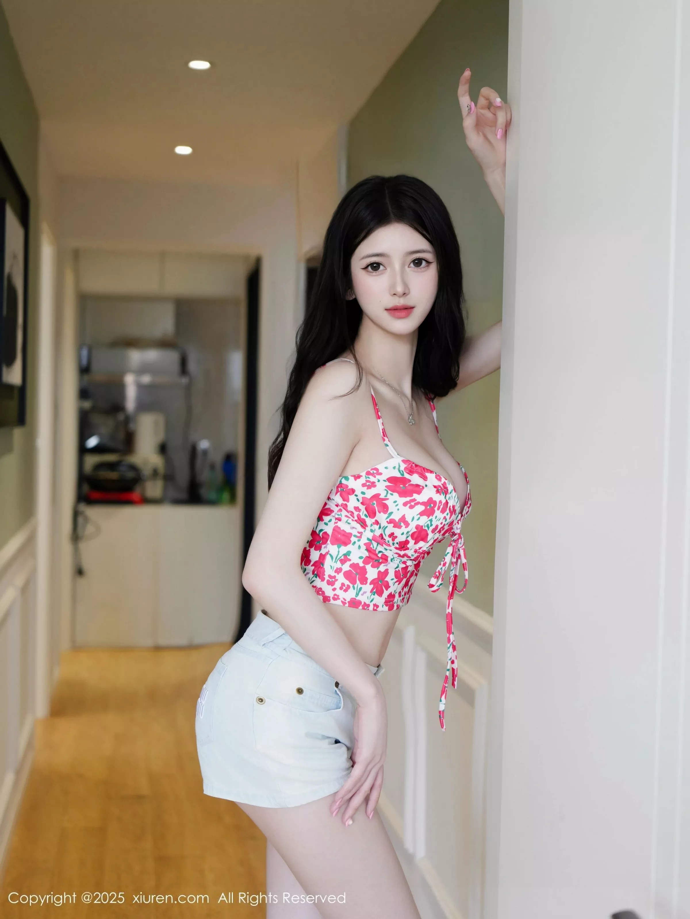   [XiuRen]高清写真图 2025.06.20 No.10442 白小蝶 超短牛仔裤第12张图片