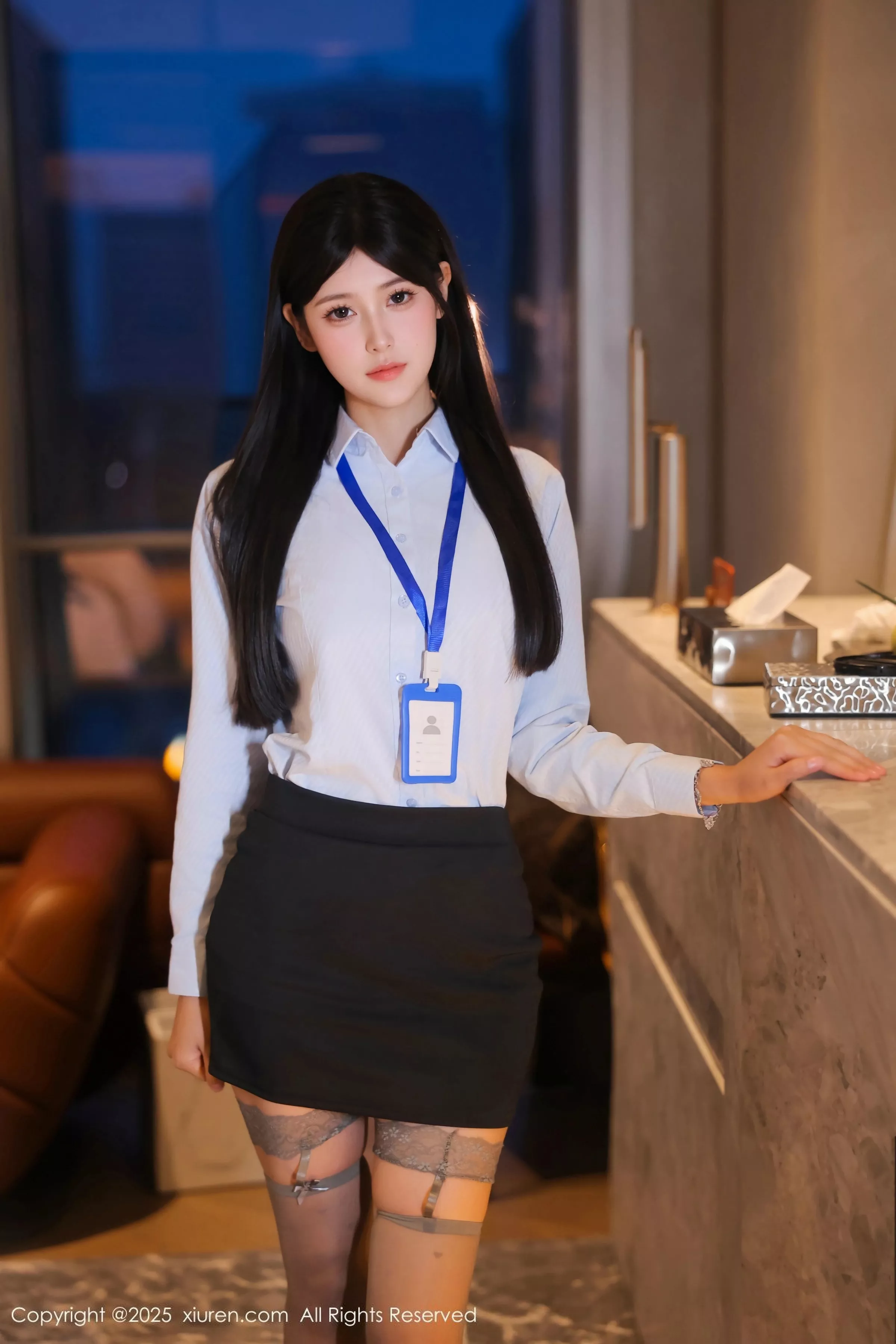   [XiuRen]高清写真图 2025.06.20 No.10440 余安安 OL服饰第1张图片