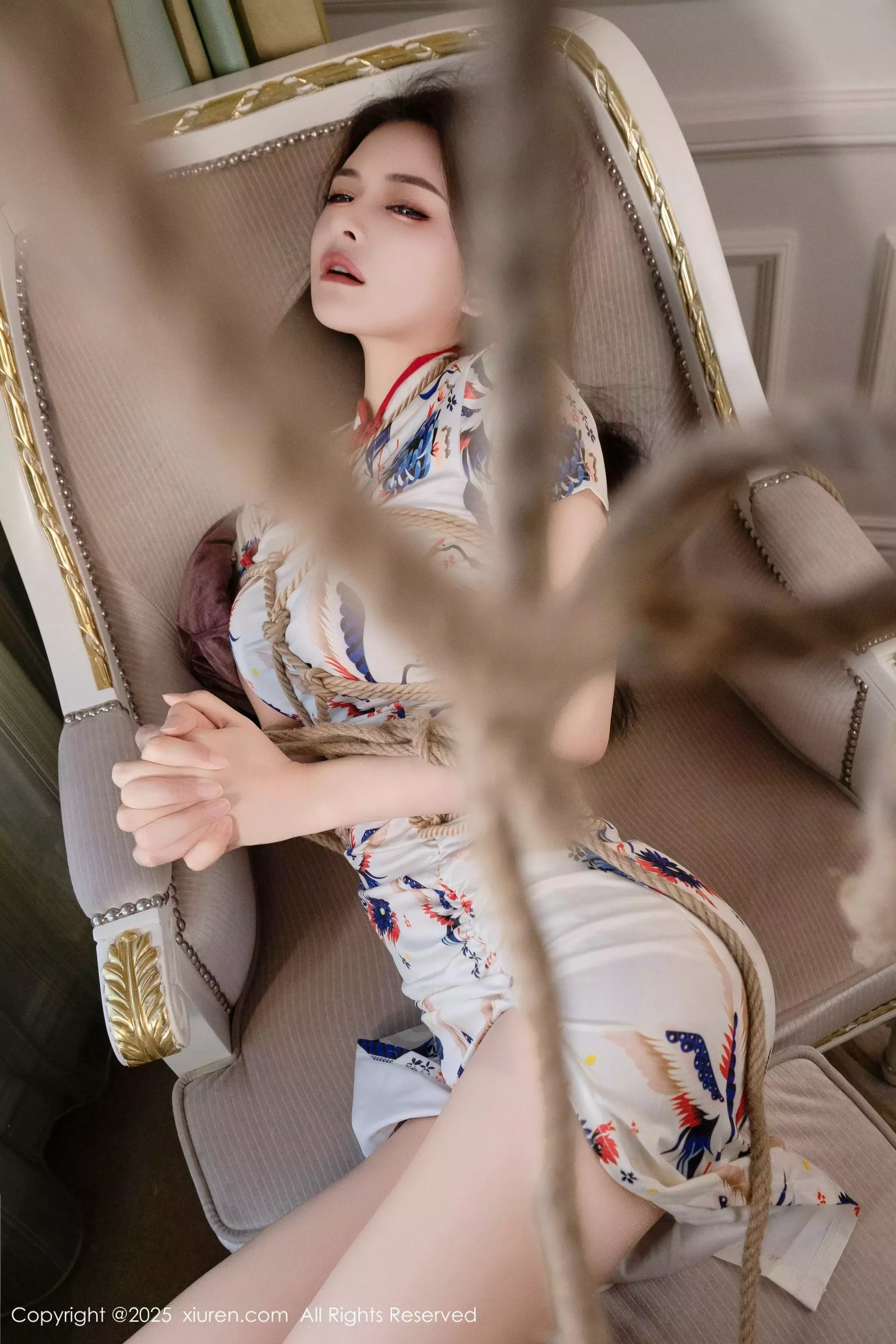   [XiuRen]高清写真图 2025.06.24 No.10452 灿宝 白色旗袍第69张图片