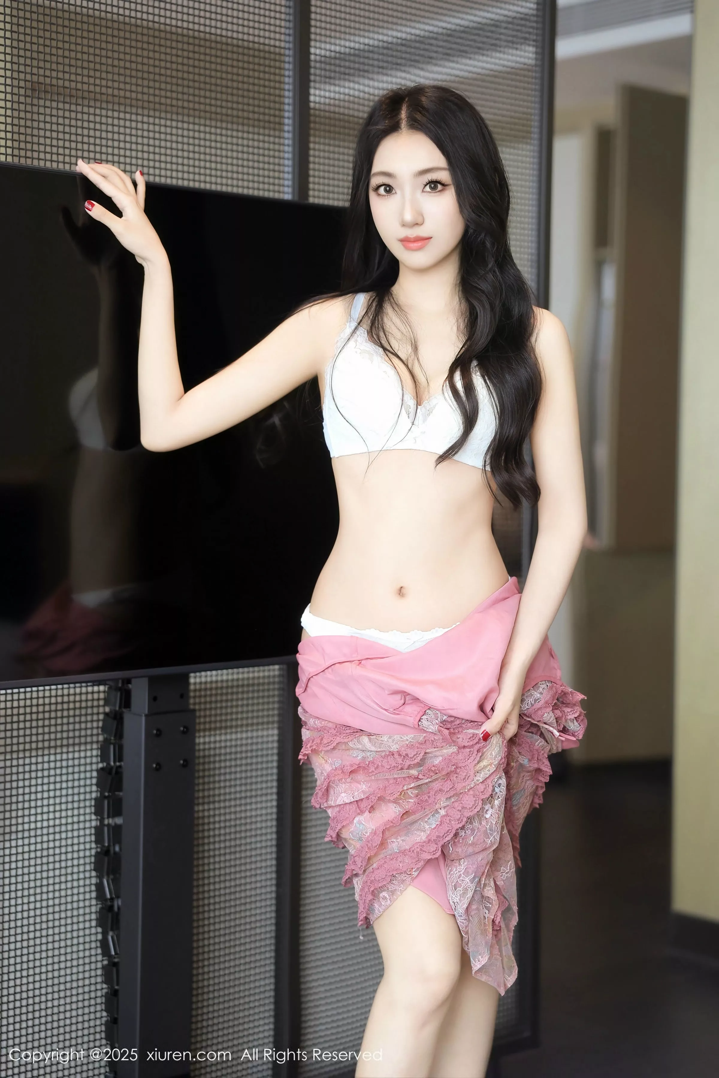  [XiuRen]高清写真图 2025.06.25 No.10459 桑宁 紫色连衣短裙第13张图片