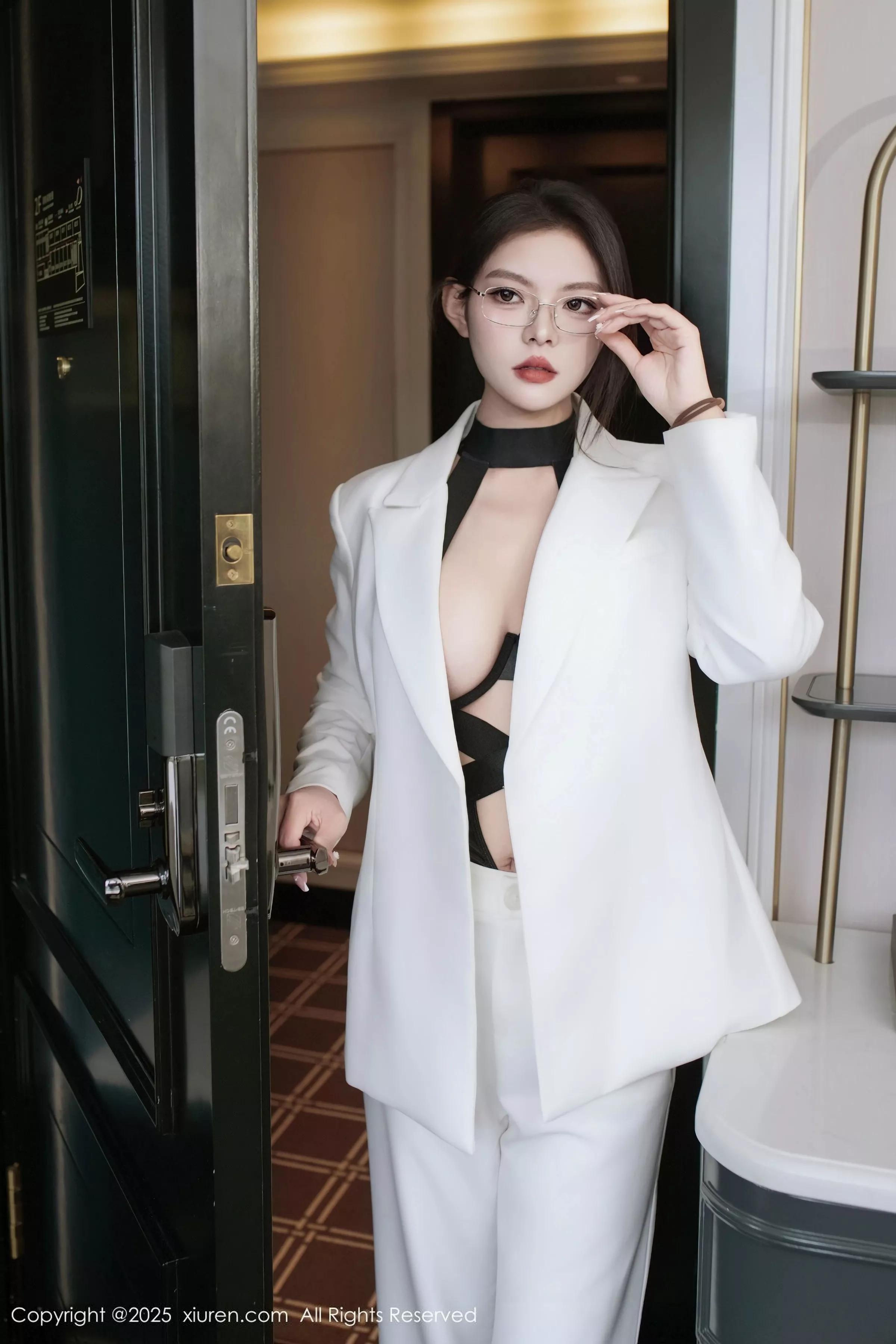   [XiuRen]高清写真图 2025.06.26 No.10464 冬安 白色西服第1张图片