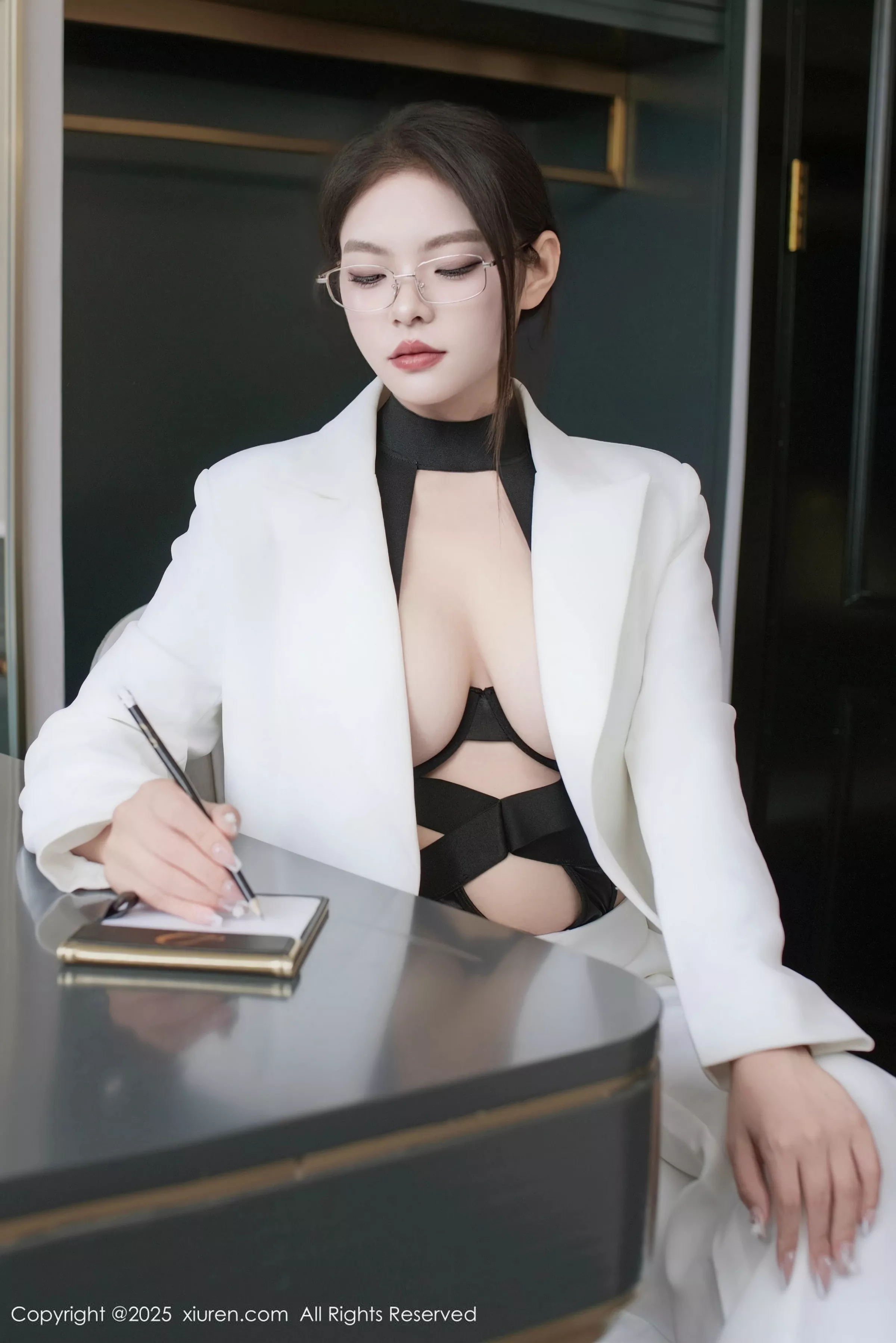   [XiuRen]高清写真图 2025.06.26 No.10464 冬安 白色西服第5张图片