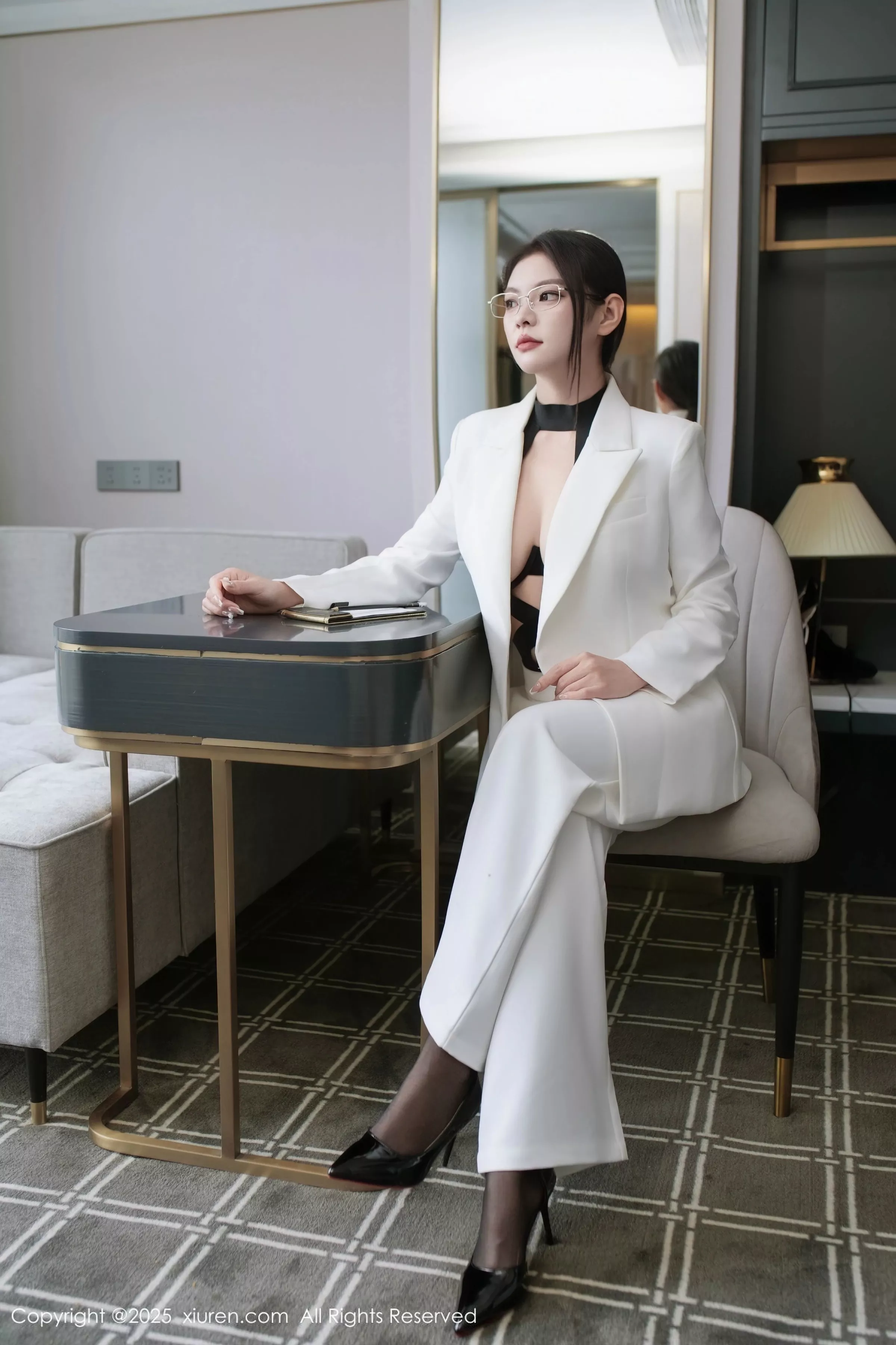   [XiuRen]高清写真图 2025.06.26 No.10464 冬安 白色西服第8张图片